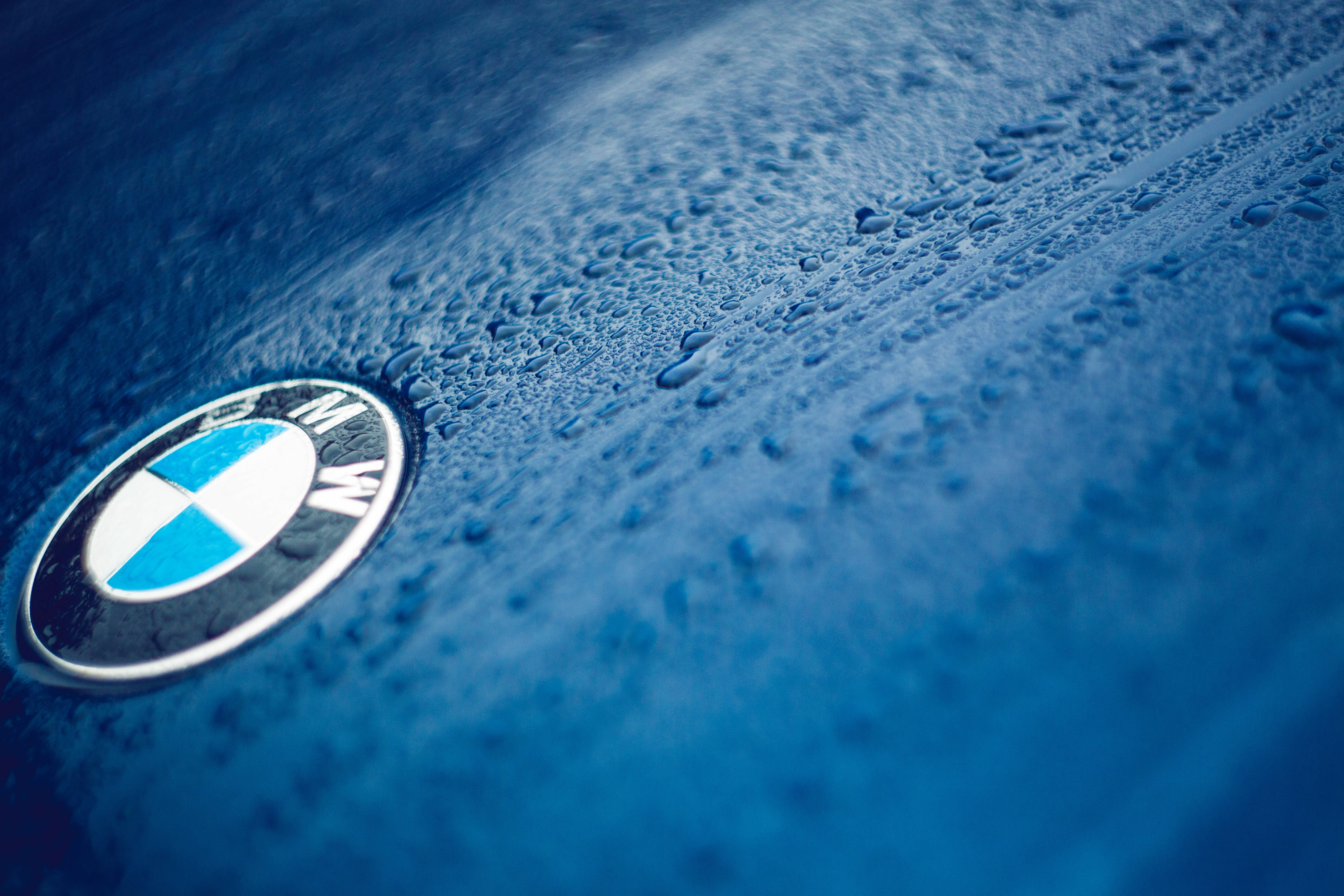 Logo BMW elegant pentru mașină, în albastru Fundal
