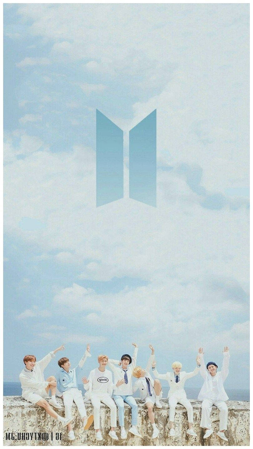 Logo estetic BTS pe cer albastru Fundal