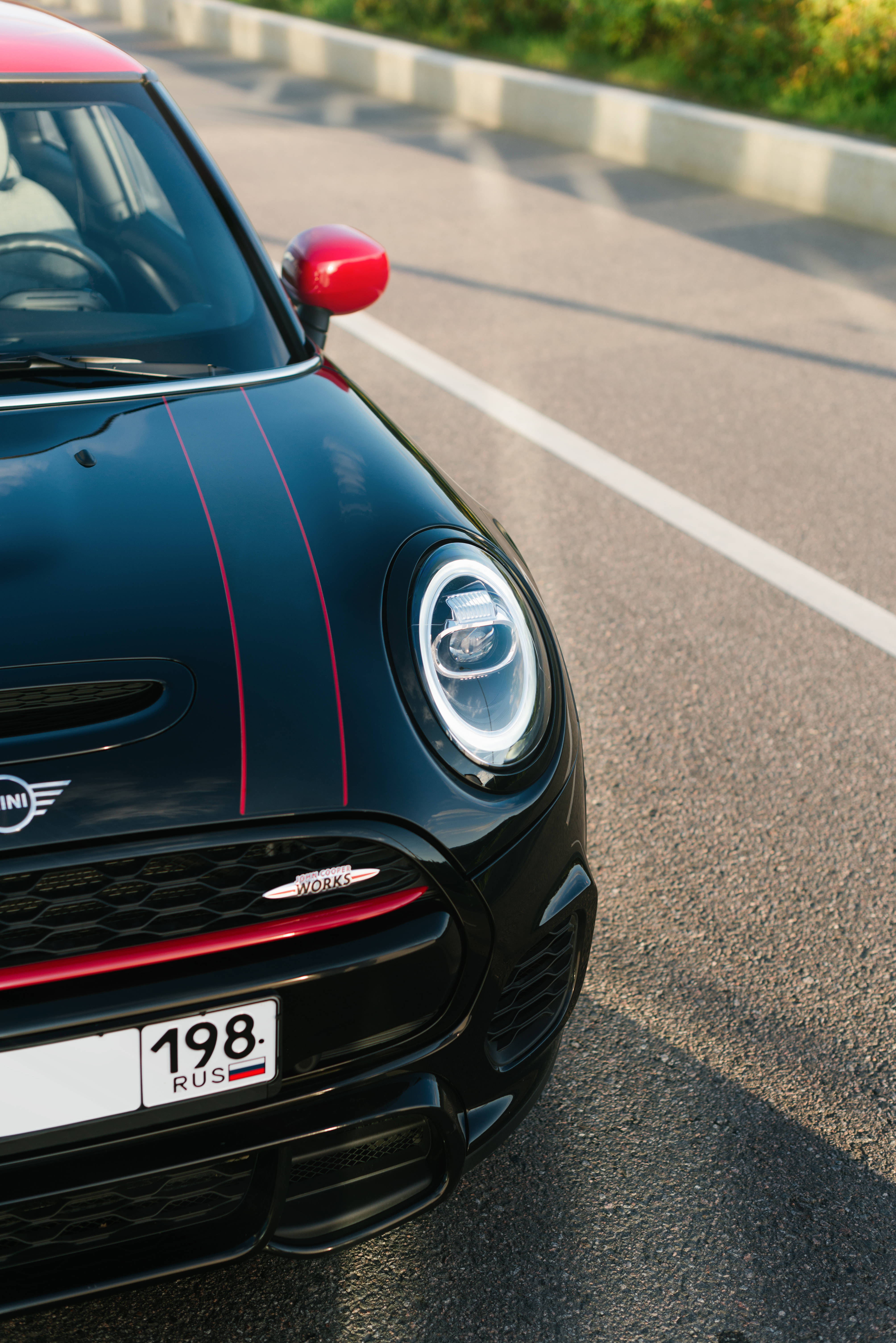Logo Mini Cooper al unui vehicul Mini Cooper negru și roșu Fundal
