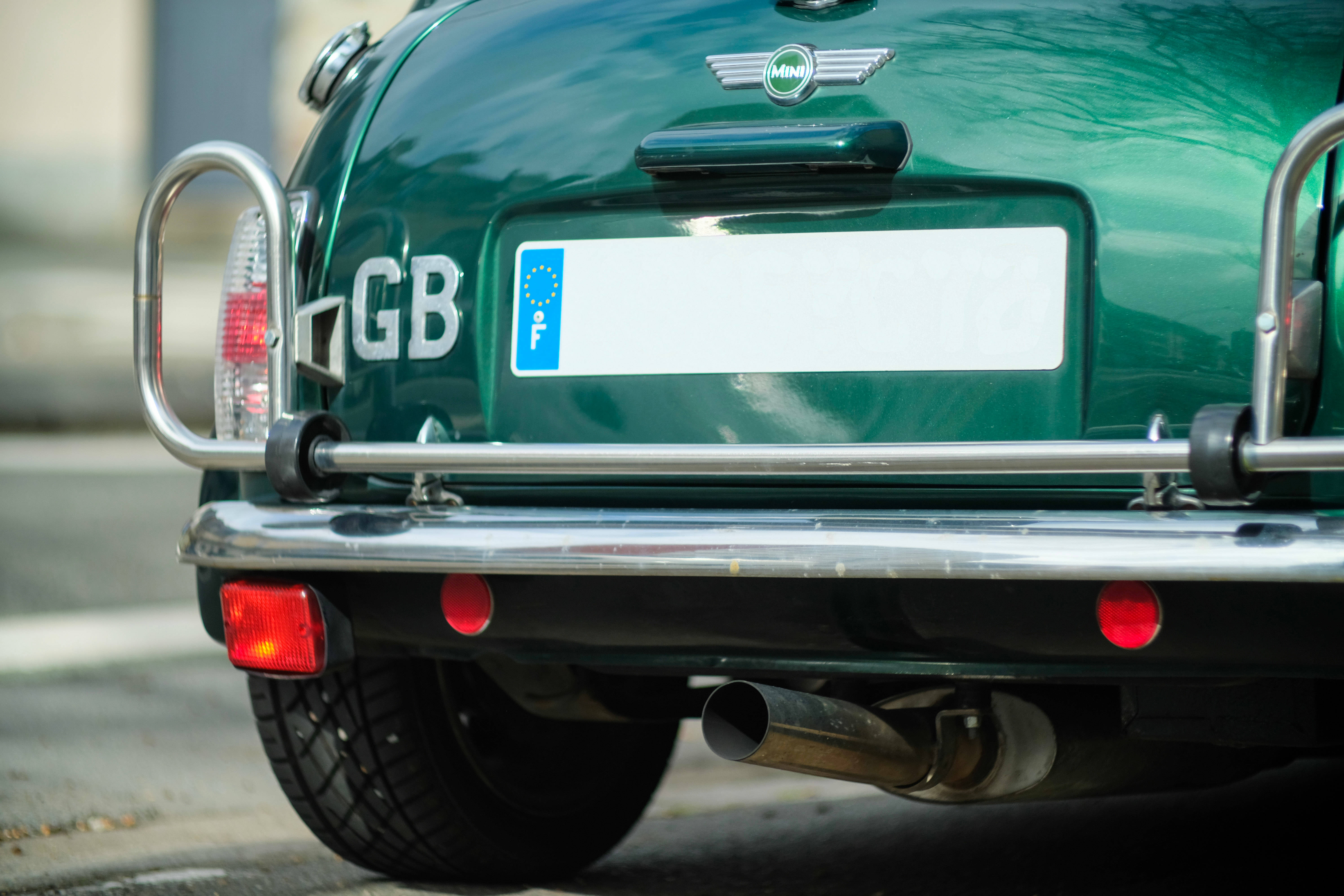 Logo Mini Cooper pe spatele unui vehicul Mini Cooper verde Fundal
