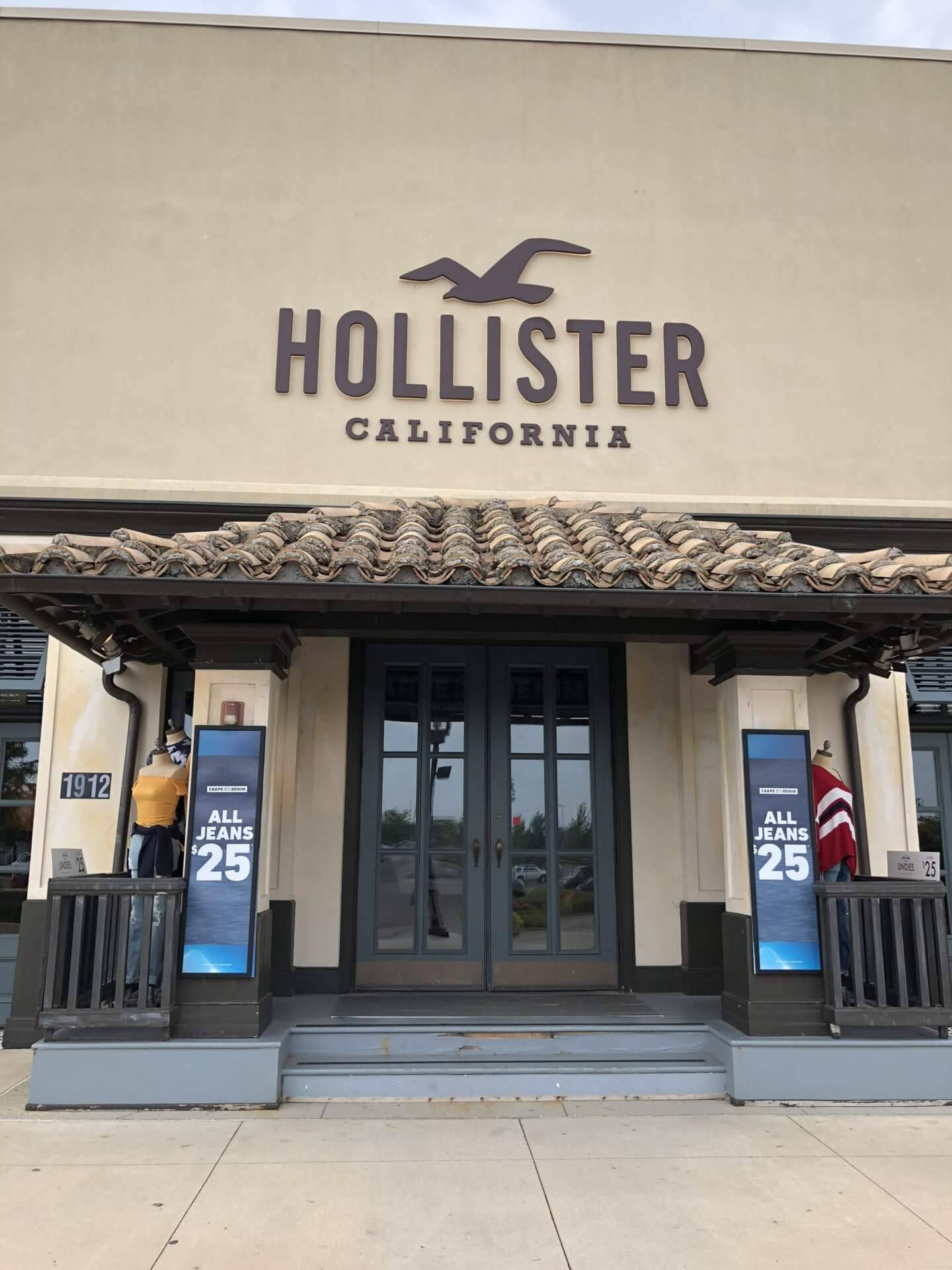 Fațada Magazinului Hollister cu Logo Fundal