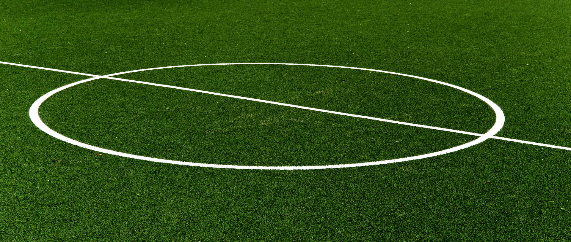 Fotografie de fundal pentru desktop cu cercul central al terenului de fotbal, marcaj alb. — Fotbal Fundal