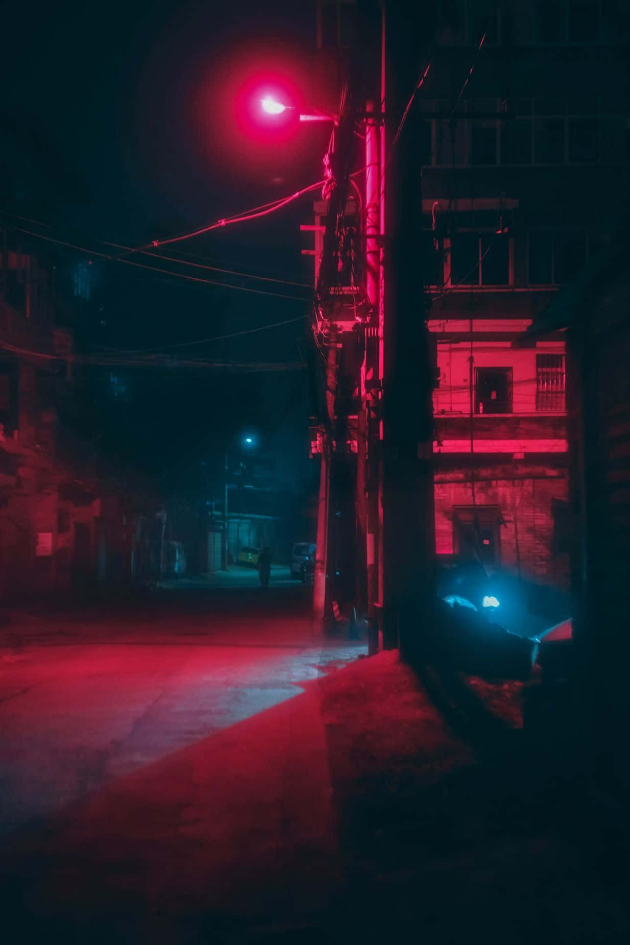 Lumină estetică neon roșu iluminând o stradă Fundal