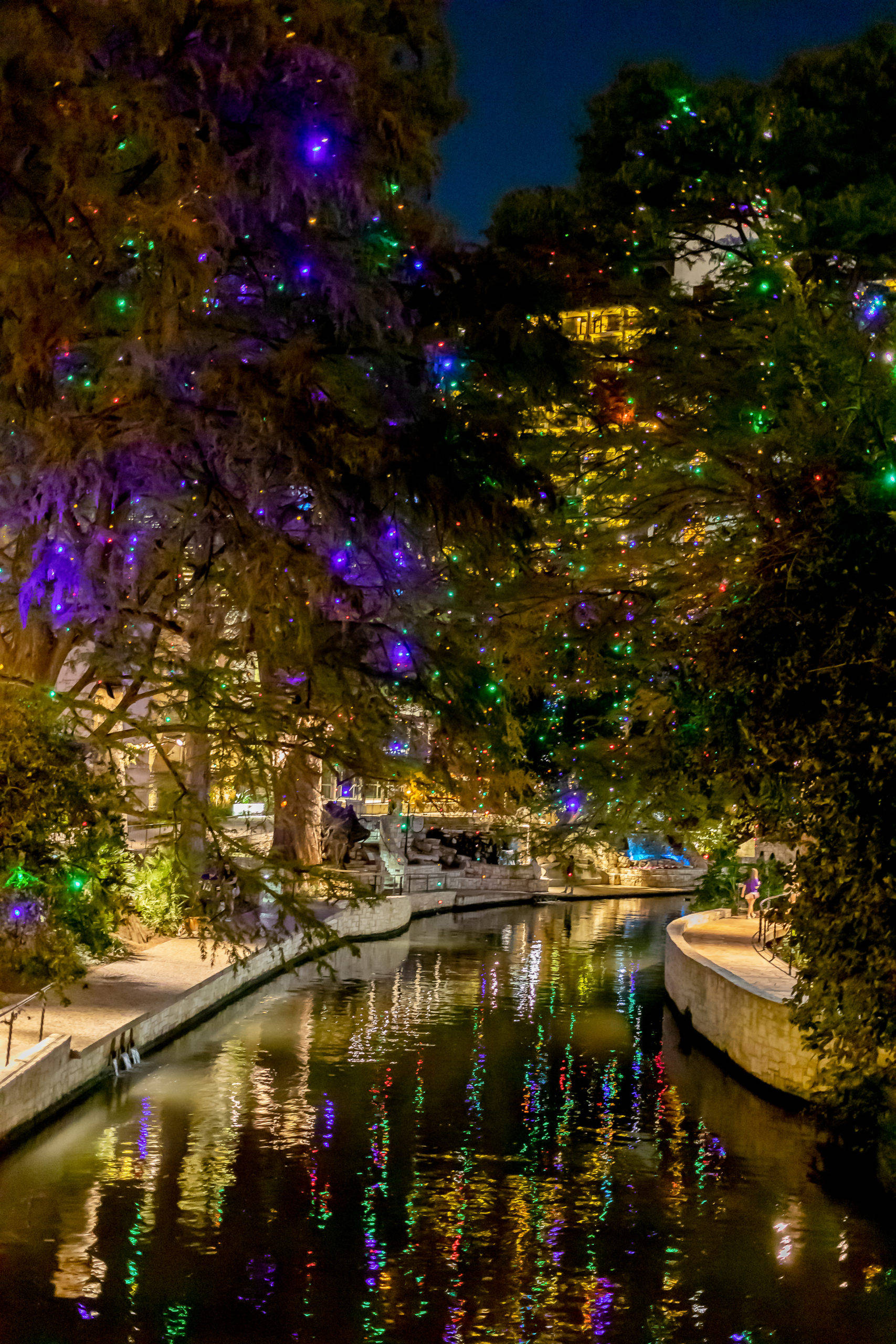 Luminile Magice de Sarbatori Ilumineaza San Antonio River Walk. Fundal