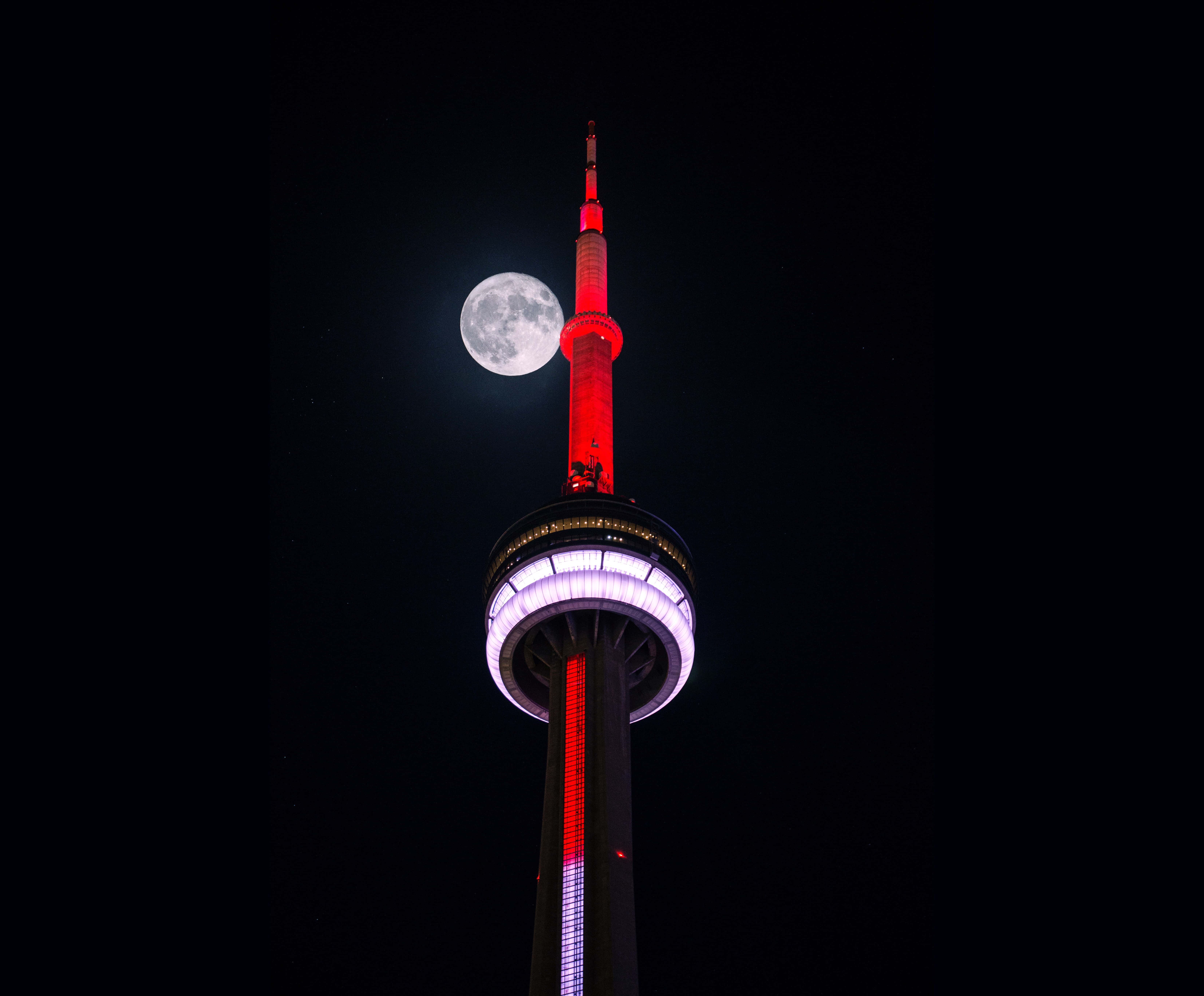 Luna deasupra Turnului Roșu Fundal