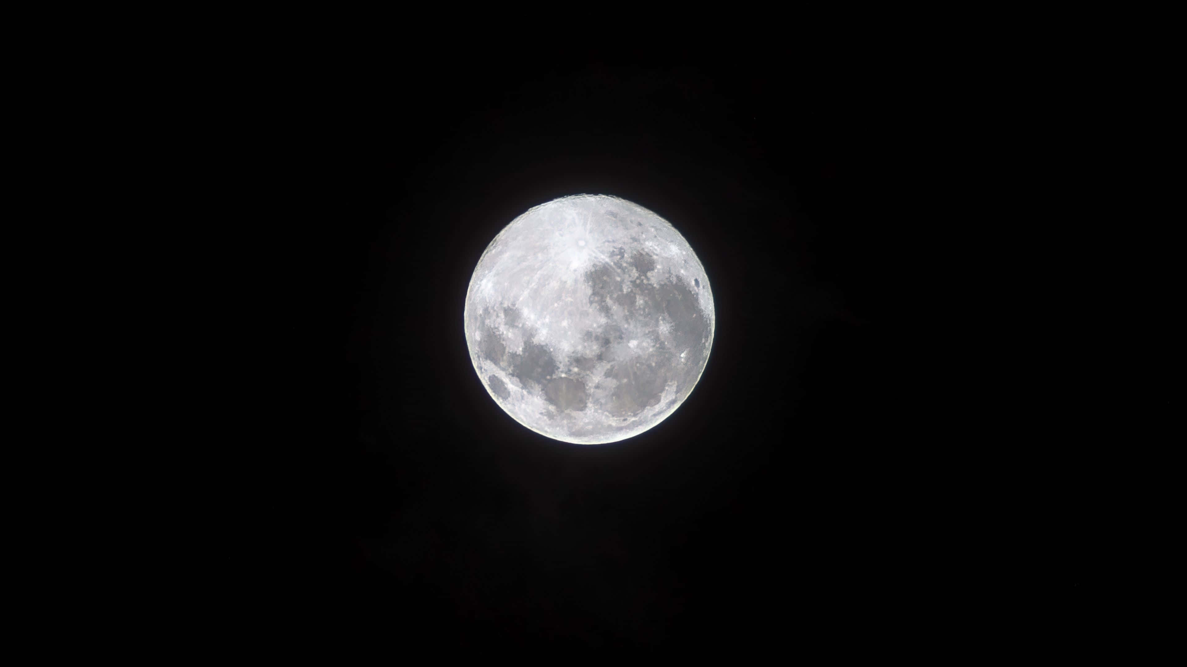 luna este văzută pe cerul întunecat Fundal