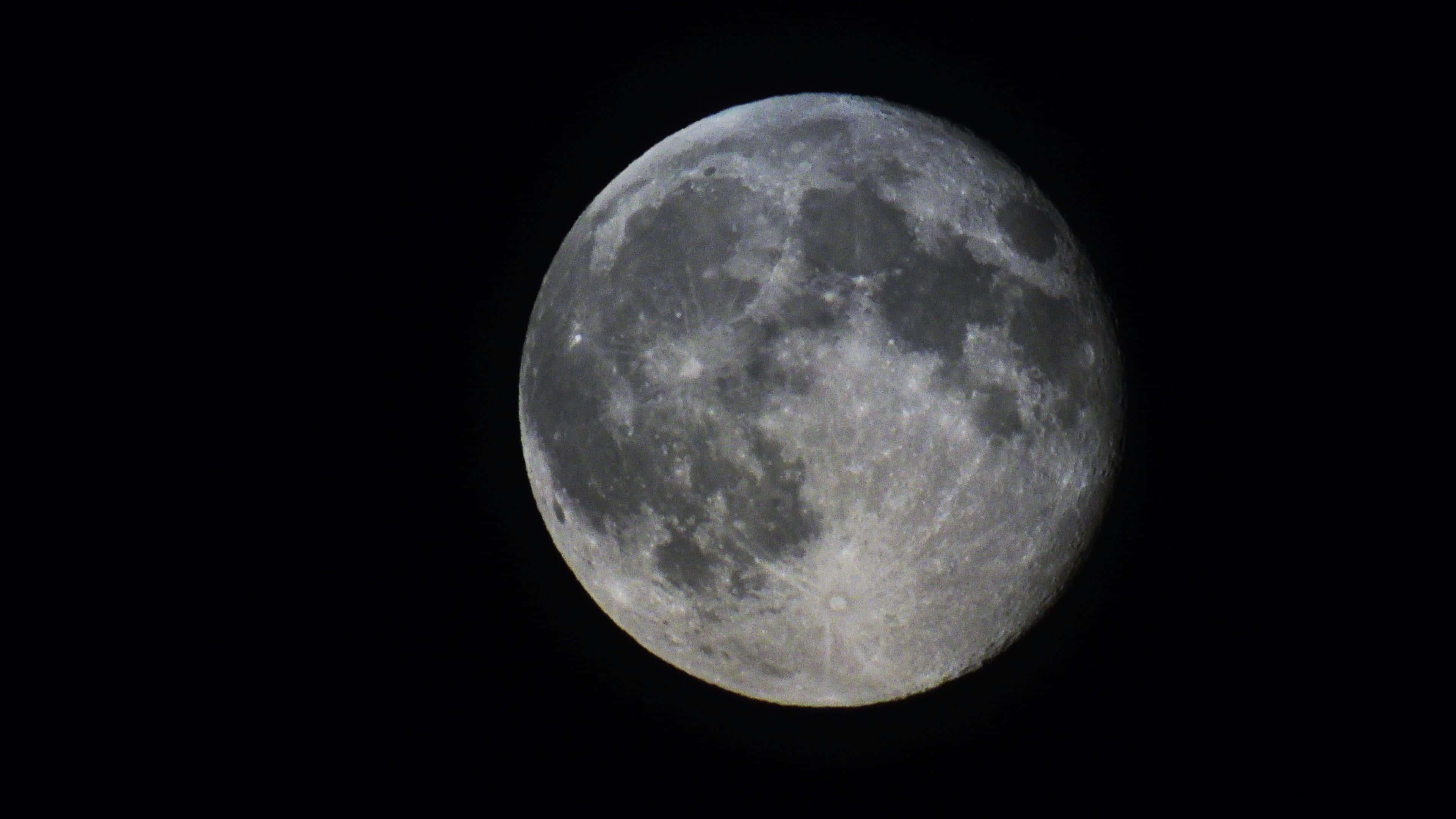 luna este vizibilă pe cerul întunecat Fundal