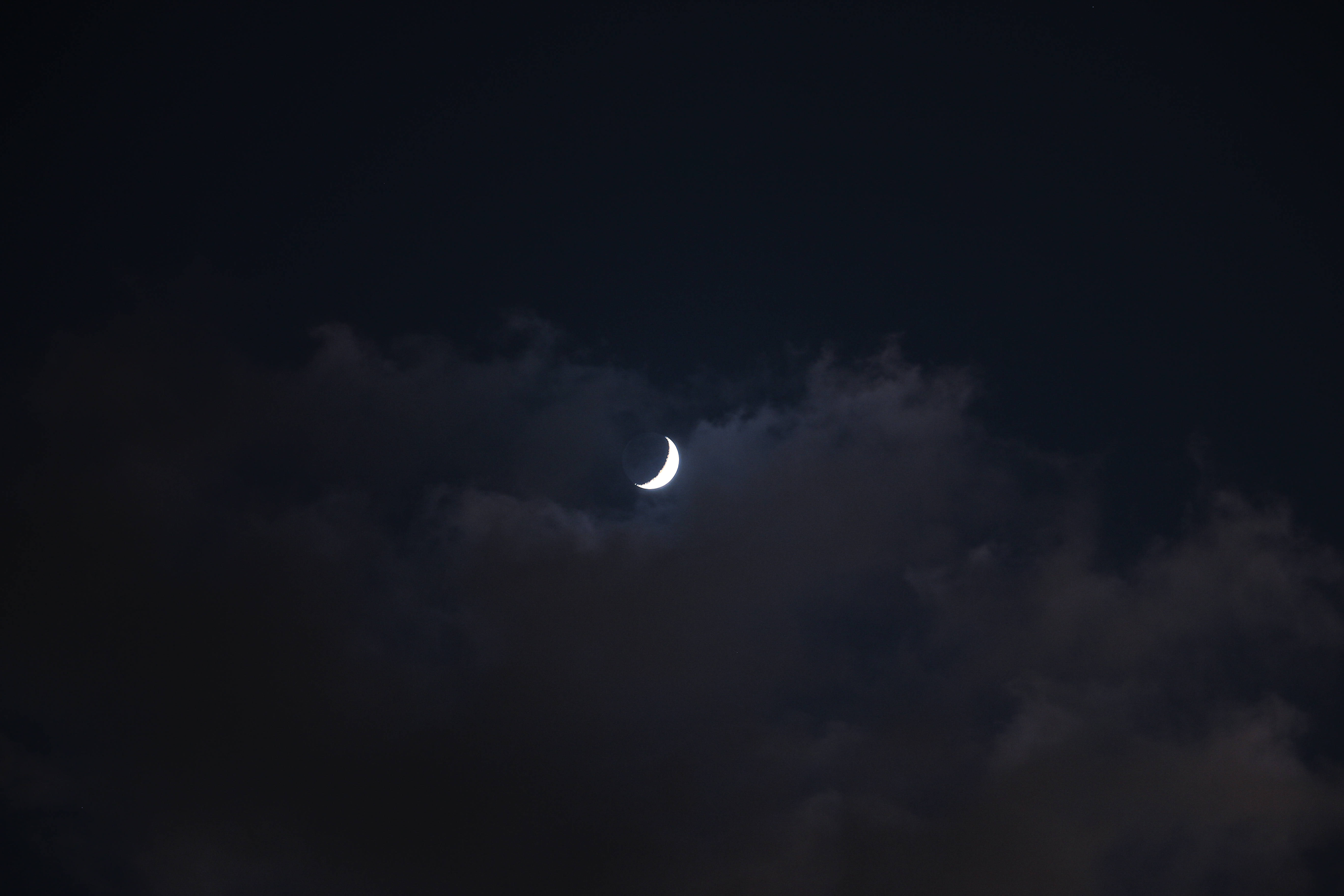 Luna estetică răsărind singură Fundal