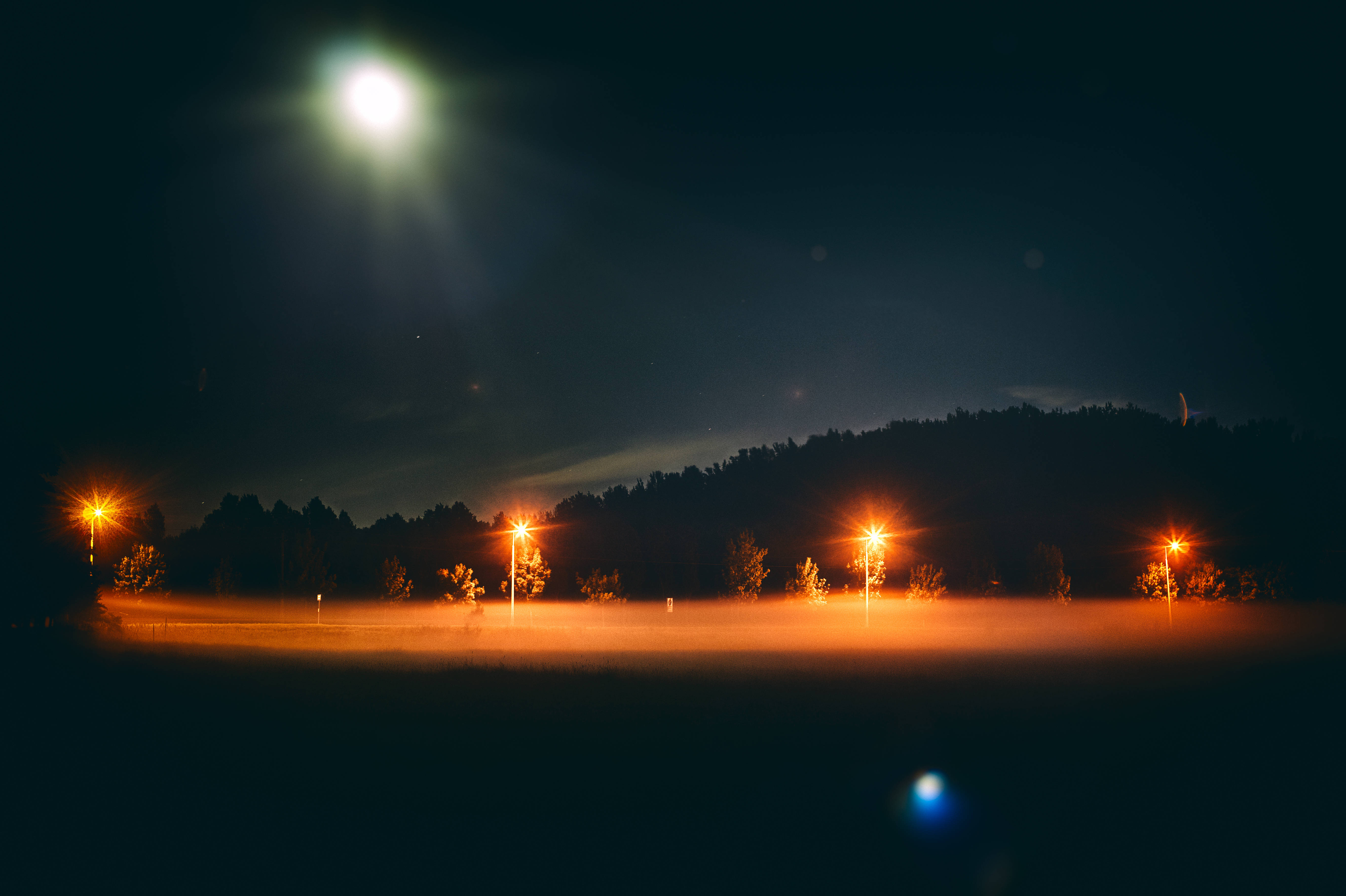 Luna iluminează o noapte cețoasă Fundal