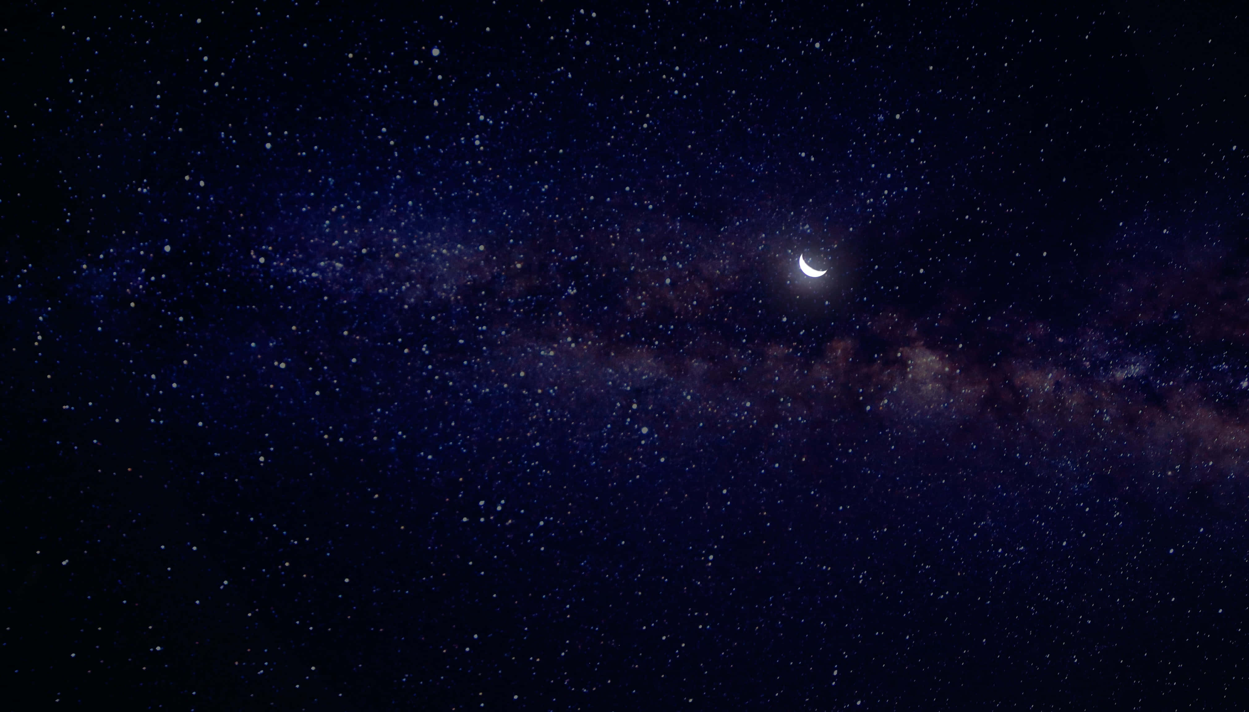 Lună în formă de semilună în galaxie Fundal