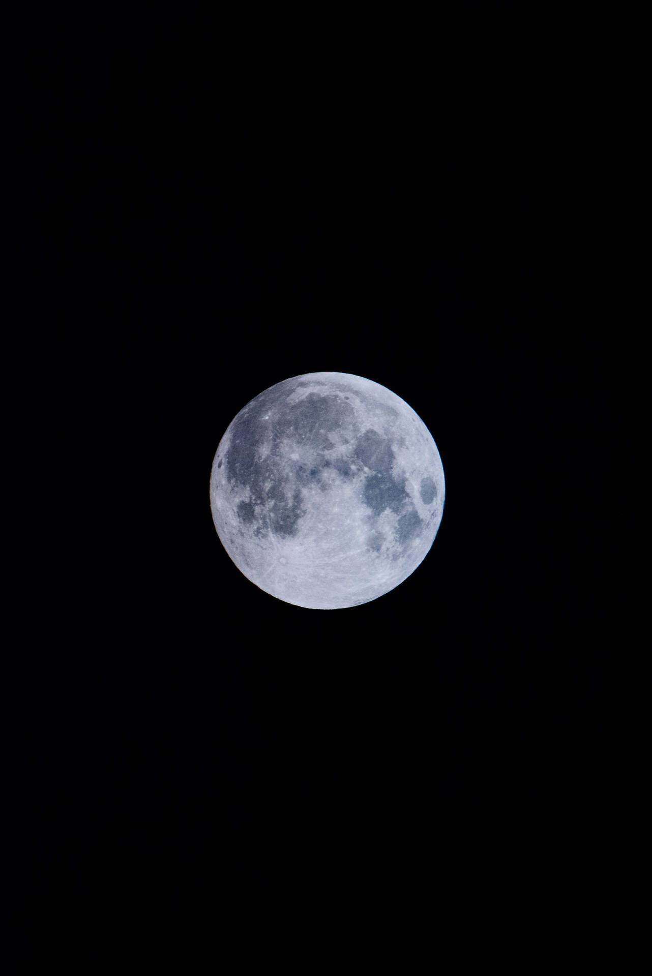 Lună plină strălucind puternic deasupra cerului întunecat al miezului nopții. Fotografie din satelit. — Luna Fundal