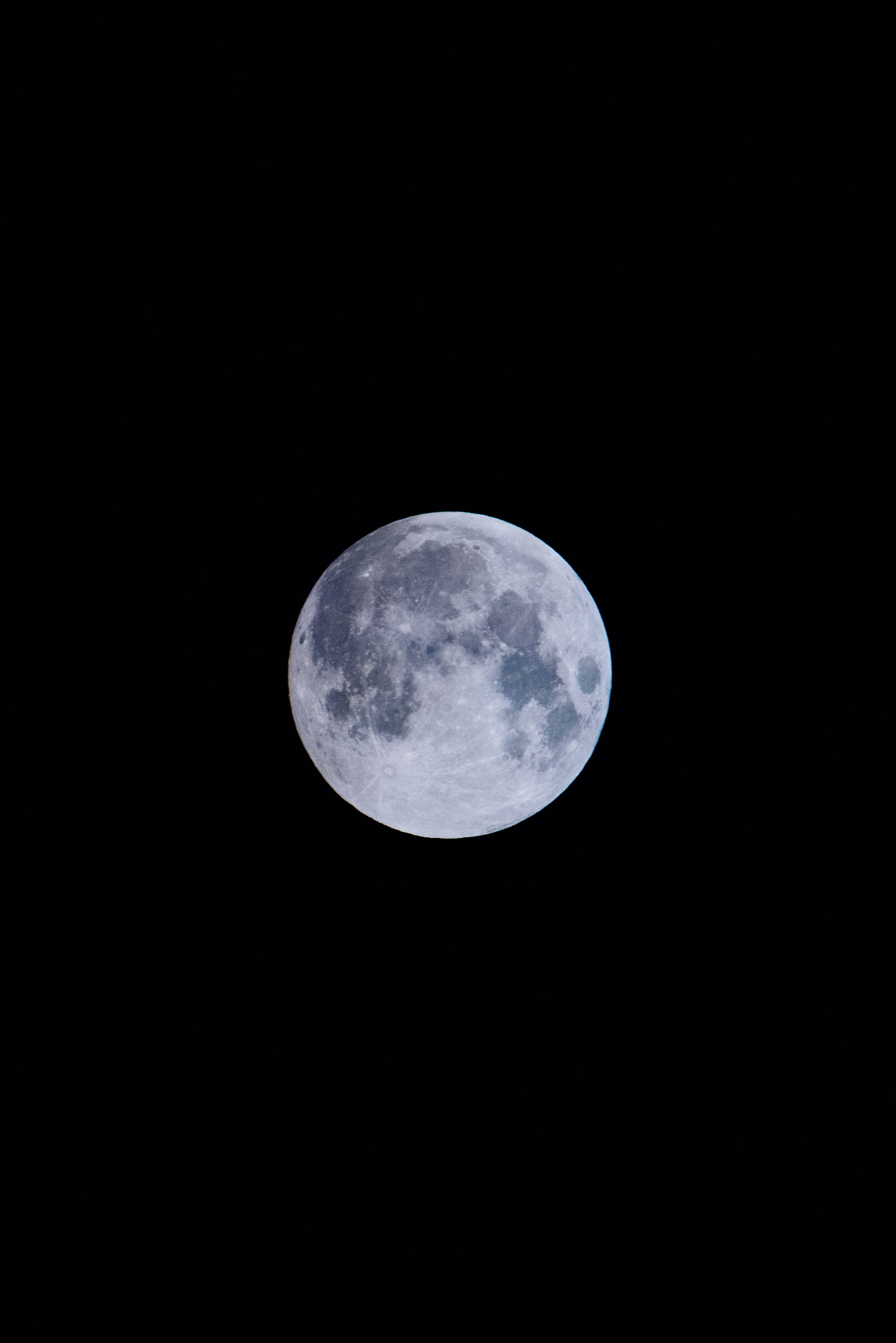 Luna plină luminând cerul nopții. Fundal