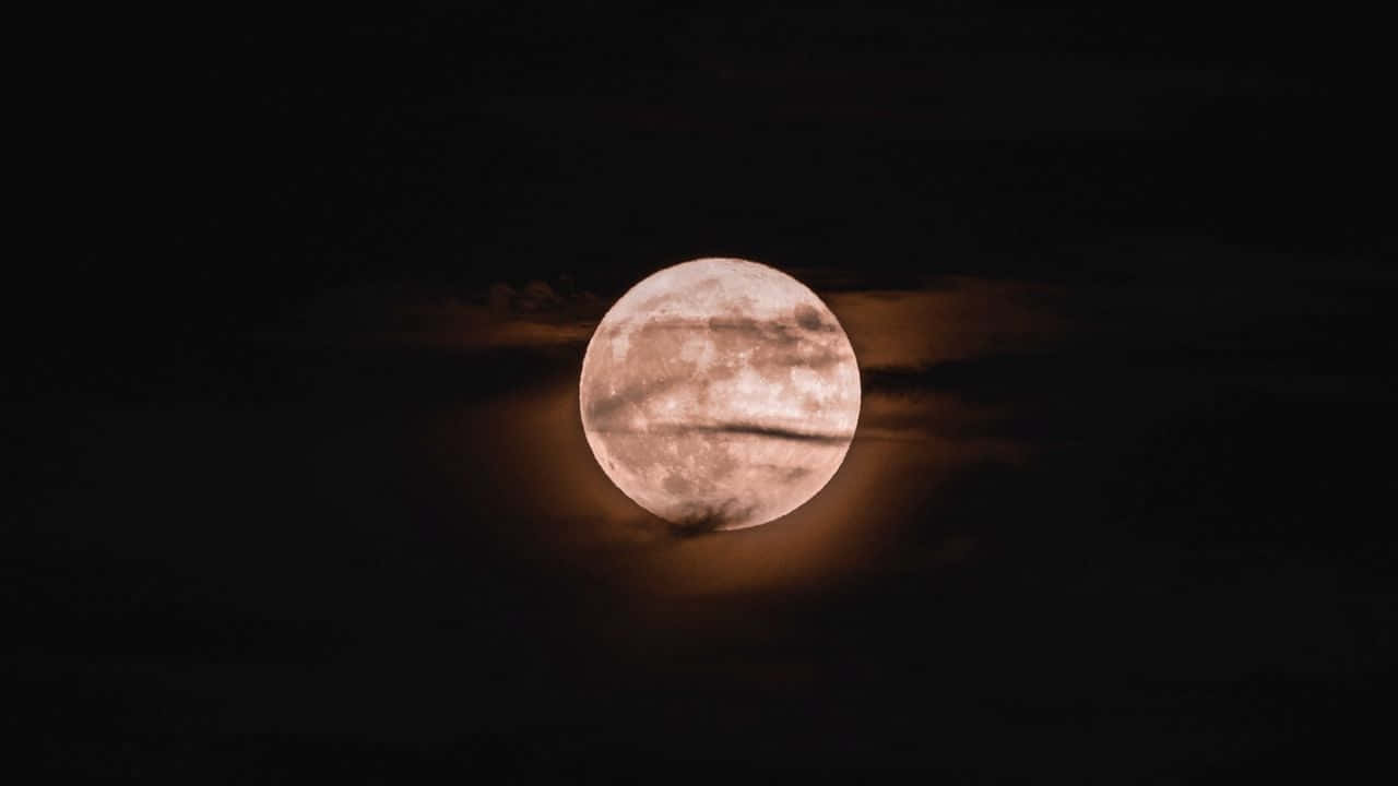 luna plină văzută printre nori Fundal