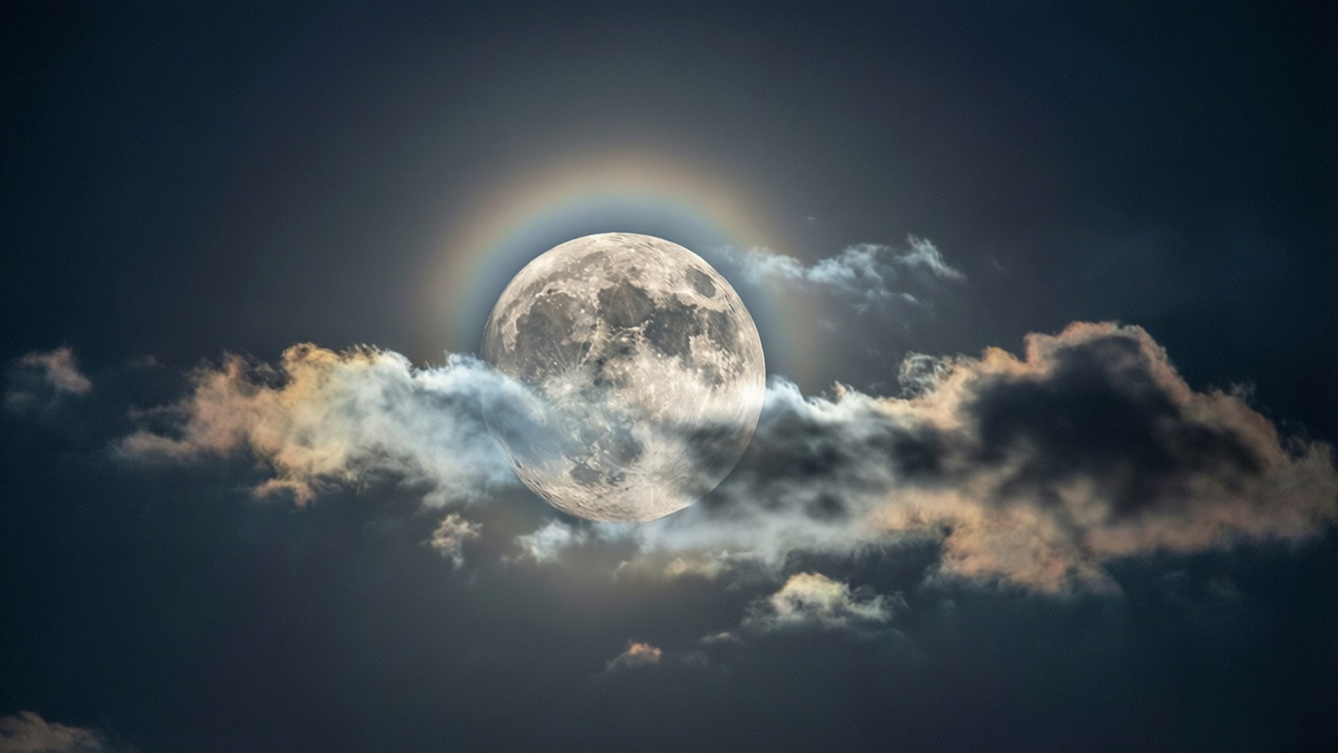 Luna printre nori Fundal