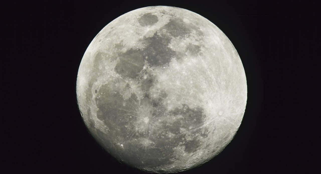 luna se vede pe cerul întunecat Fundal