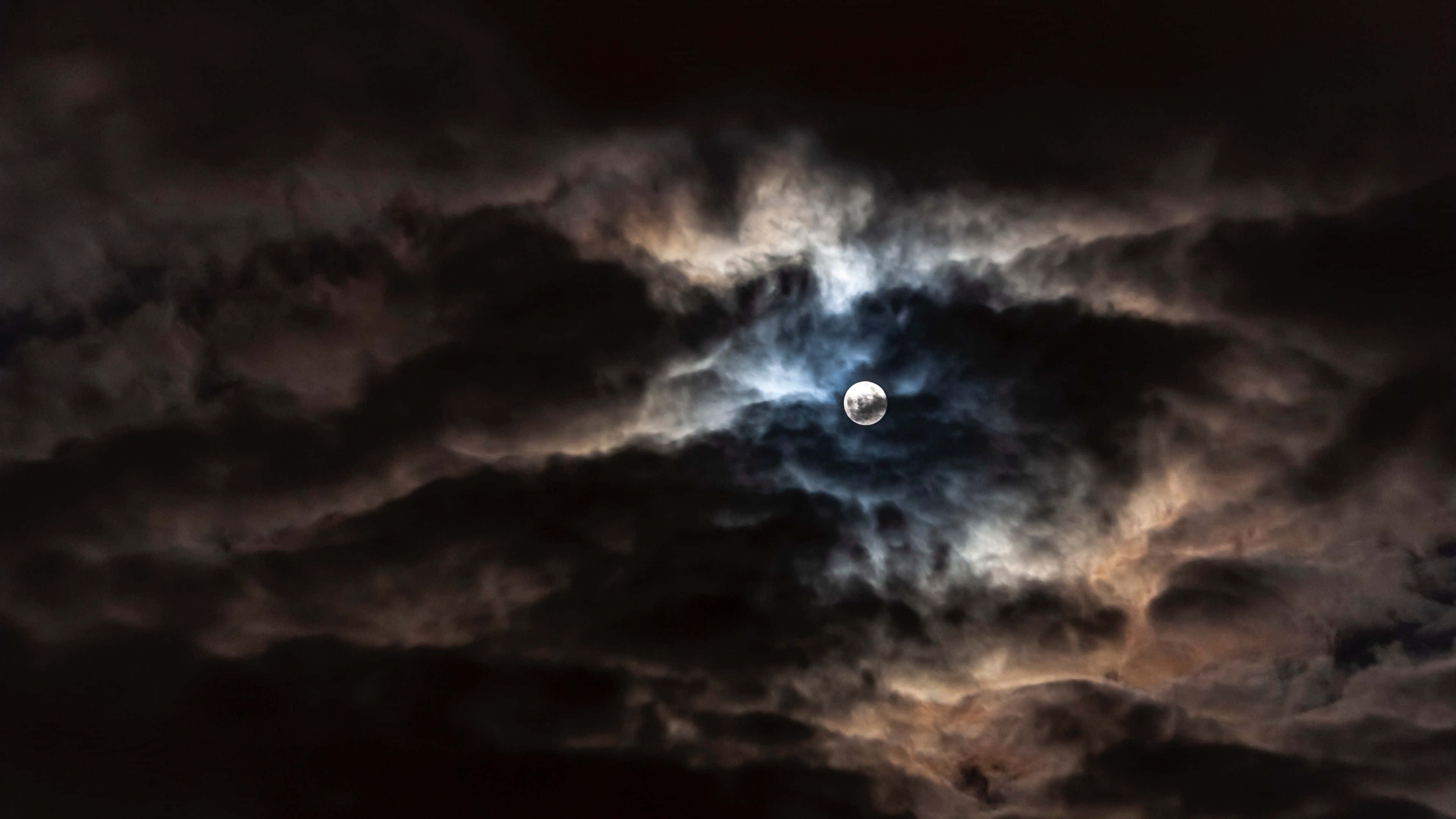 luna se vede printre nori Fundal