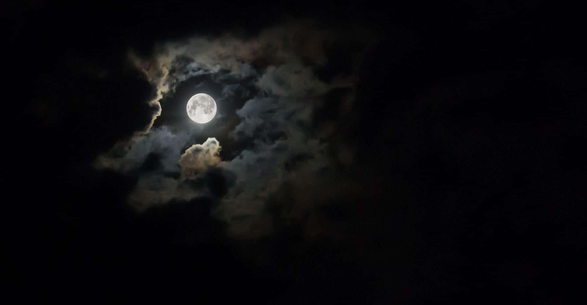 luna se vede printre nori Fundal