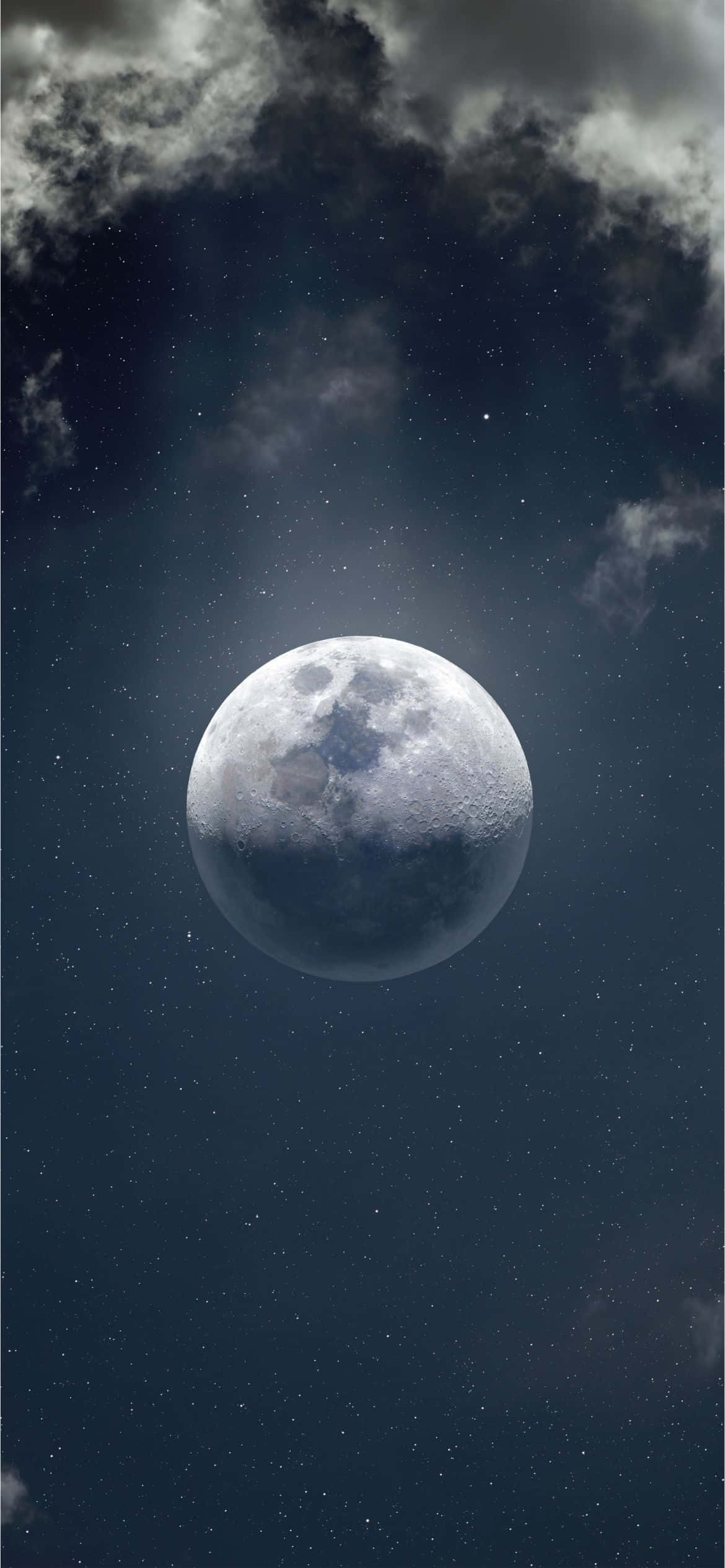 luna se vede printre nori Fundal