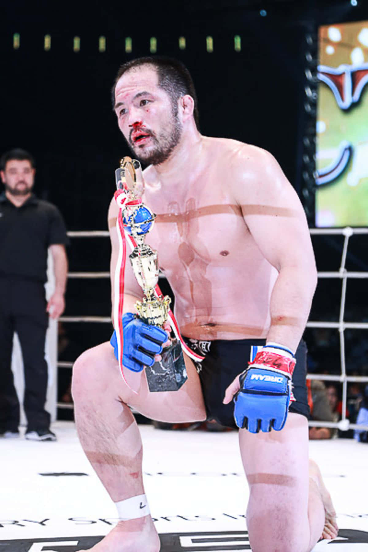 Luptător japonez de MMA Hayato Sakurai cu fața însângerată Fundal