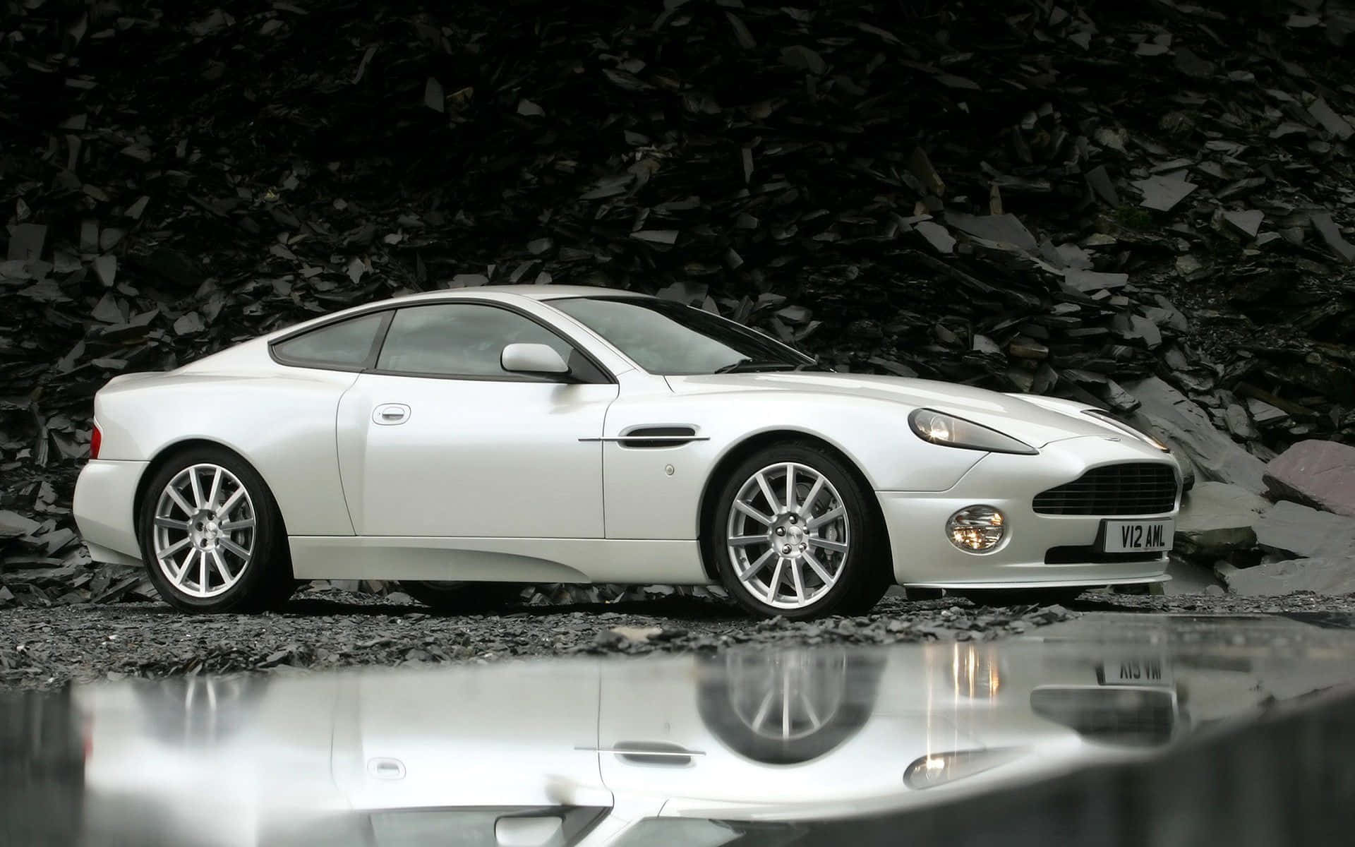 Luxosul și Puternic Aston Martin Vanquish Fundal