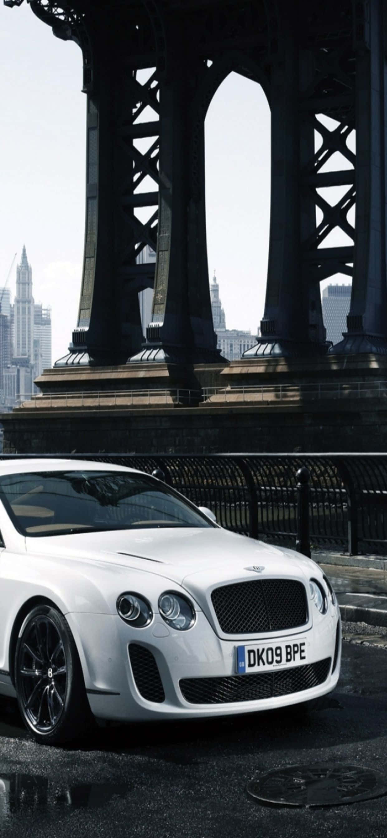 Luxus întâlnește tehnologia în această fotografie cu un Bentley și un iPhone Xs Max. Fundal