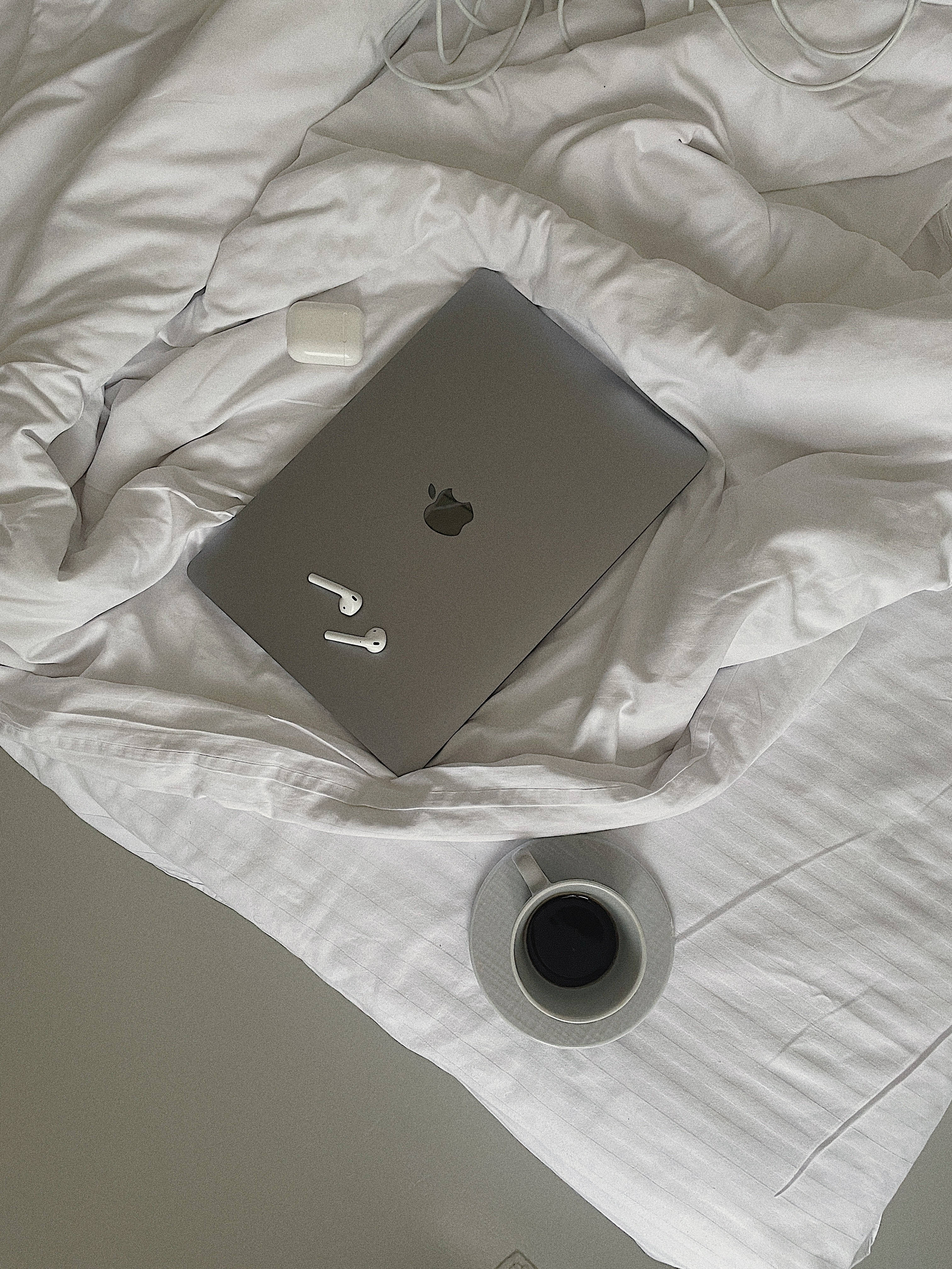 Mac și Airpods argintii estetice Fundal