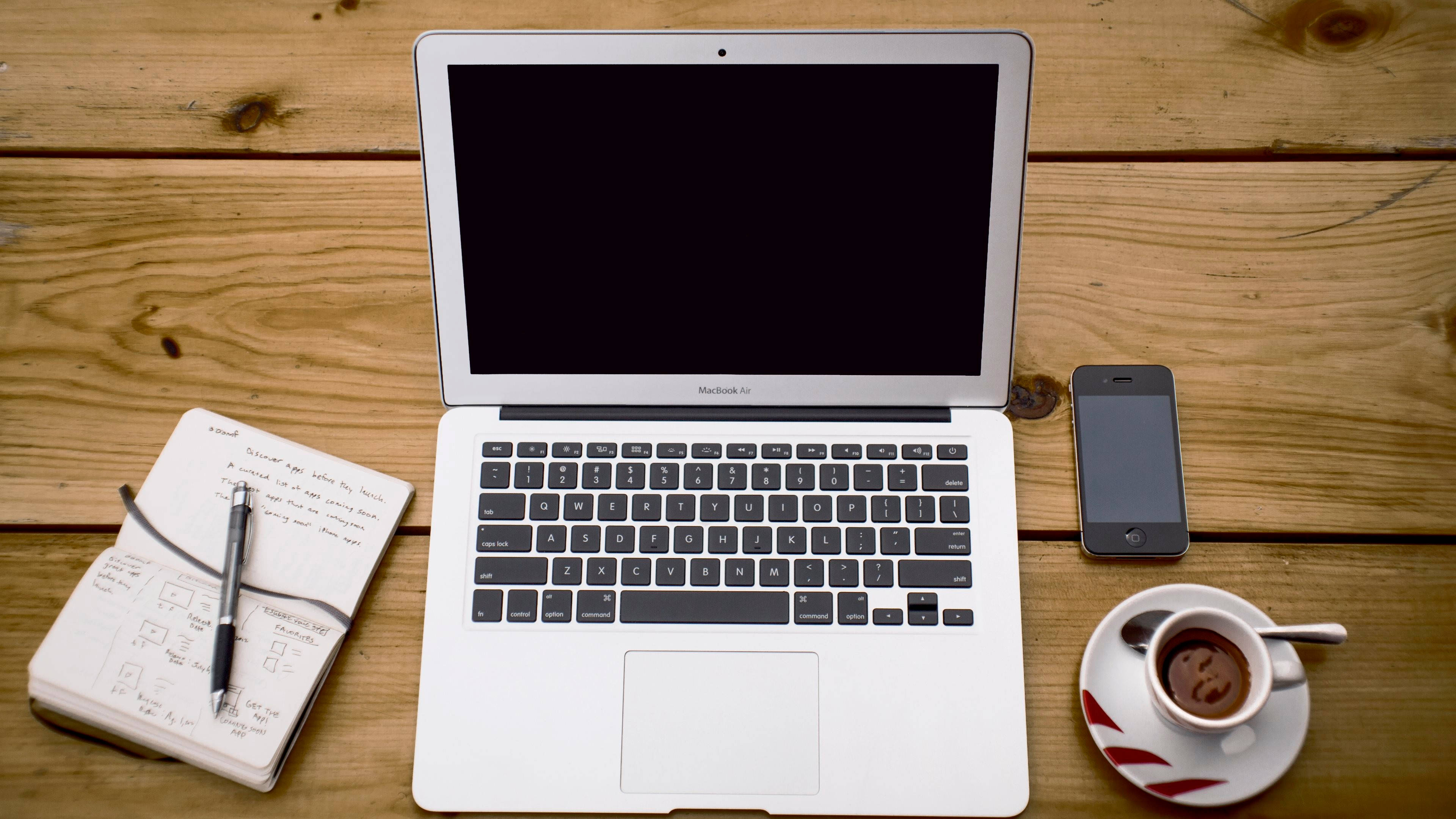MacBook Air Pe Masă de Lemn Fundal
