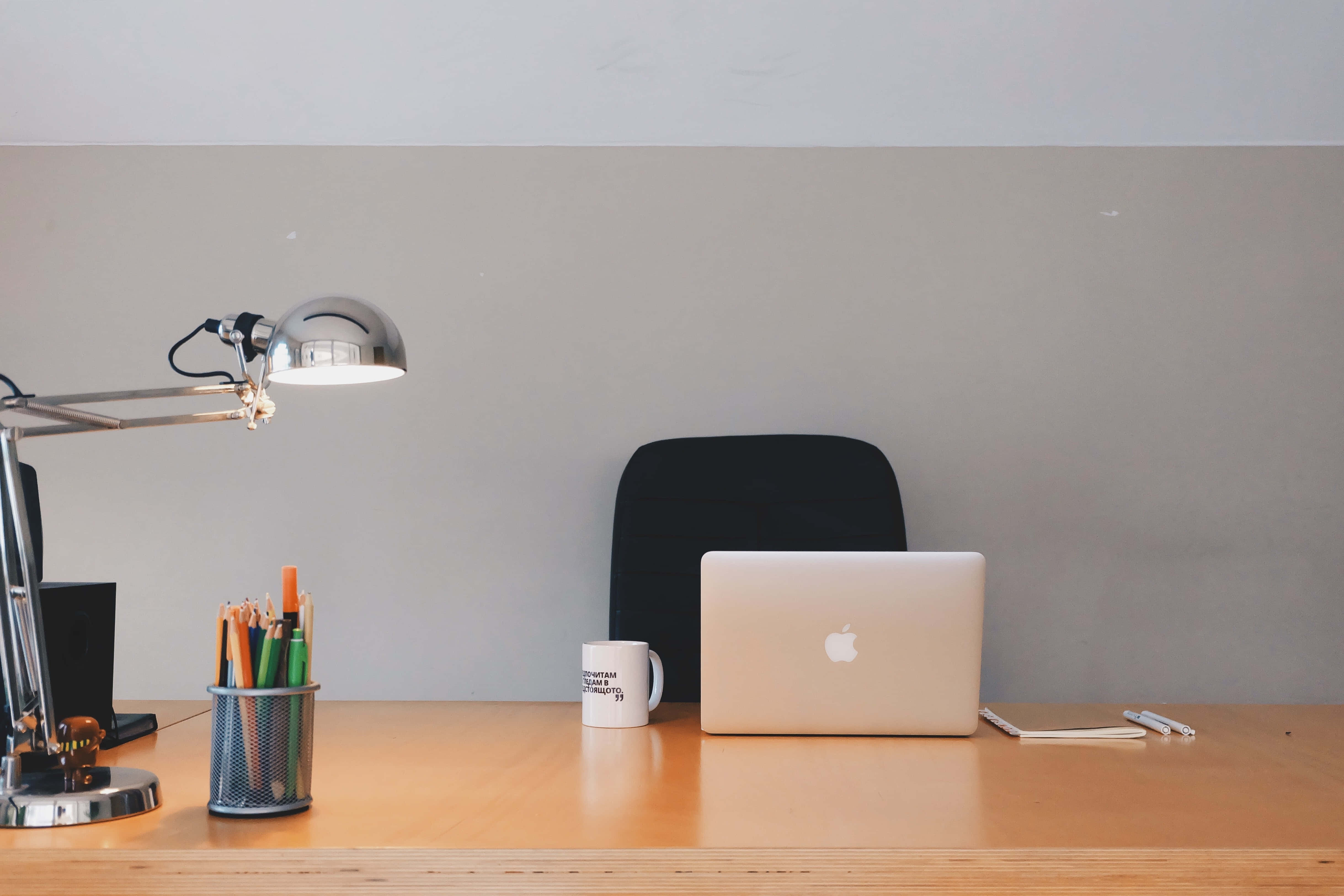 Macbook Pro roz estetic cu flori Fundal