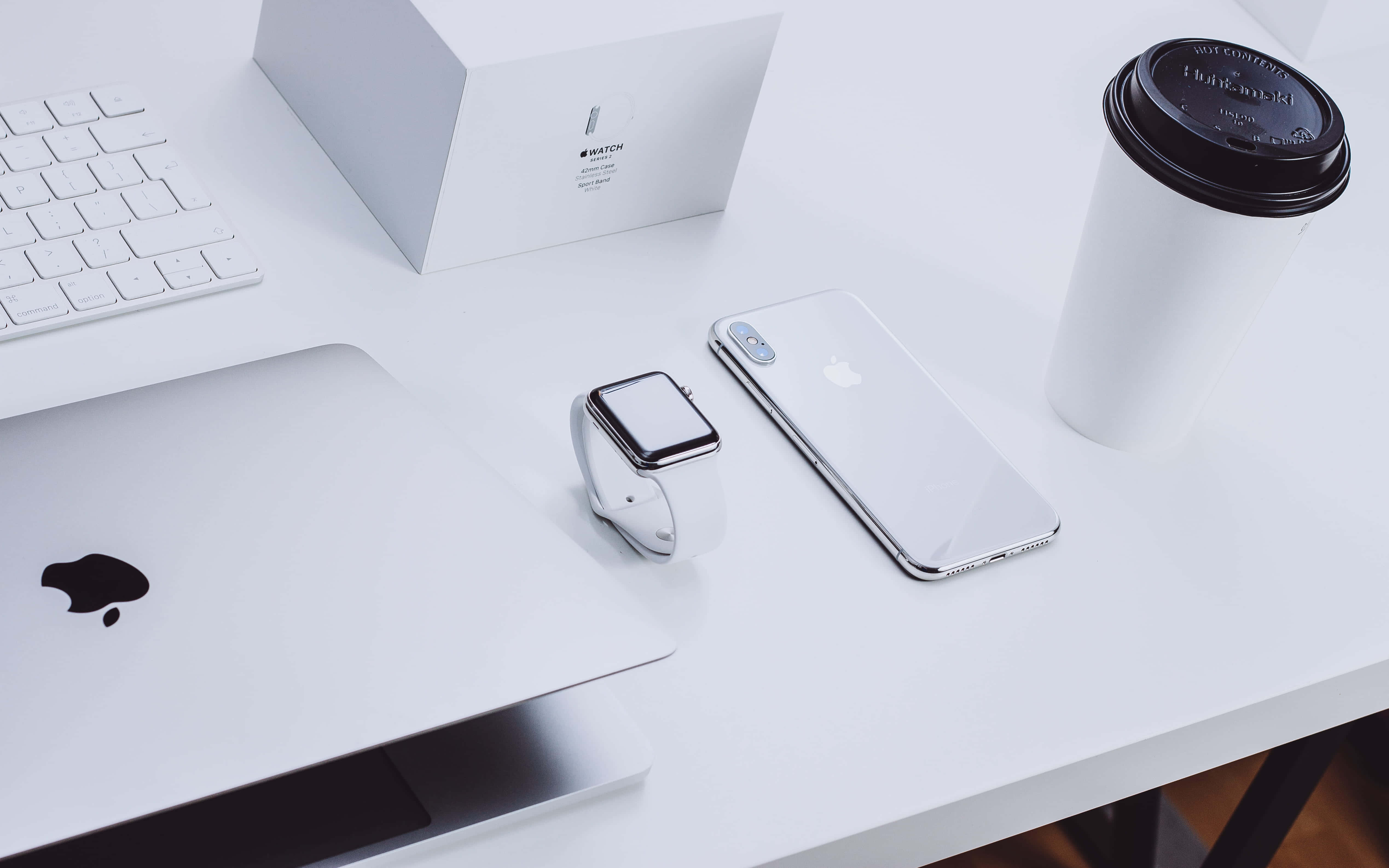 Macbook stilat cu o estetică urbană frumoasă Fundal