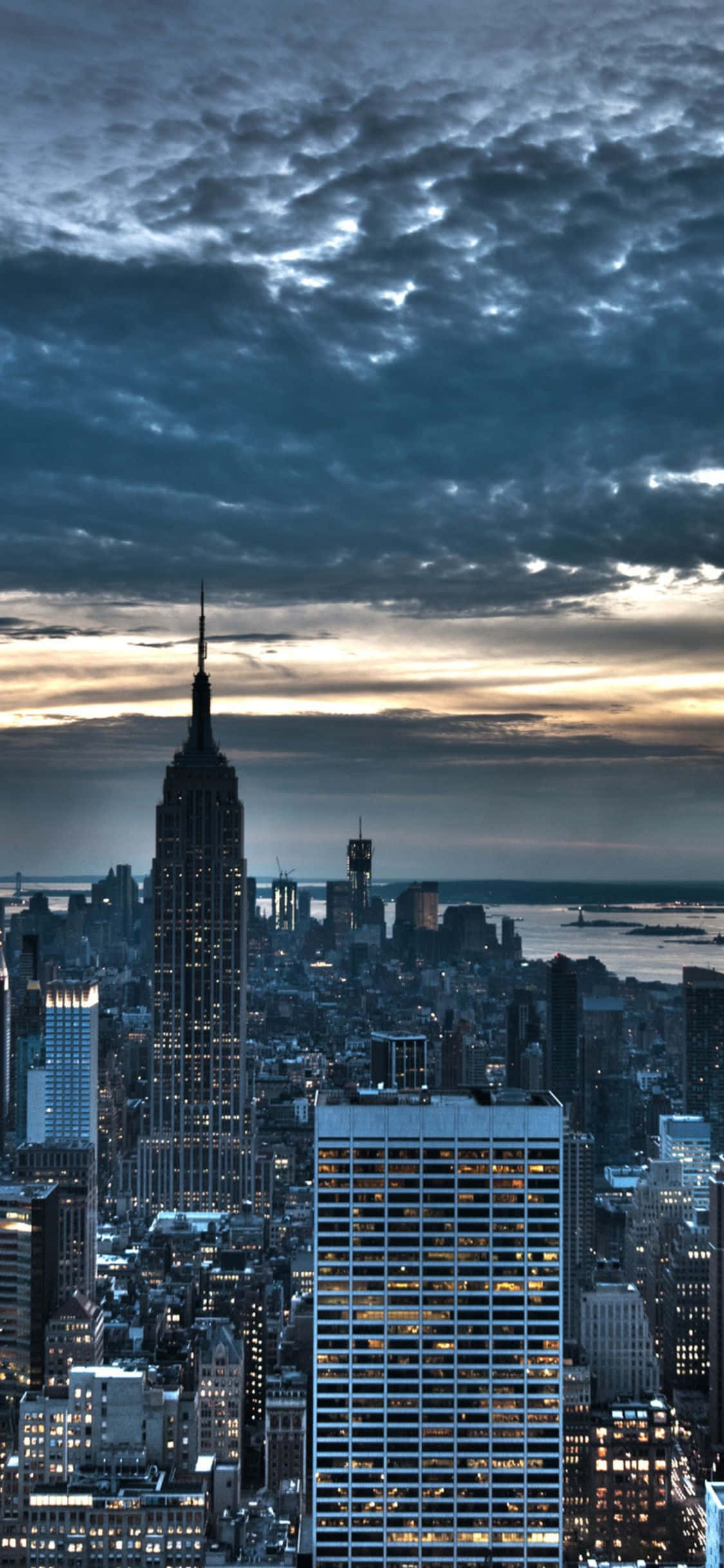 Magnific și majestuos orizont nocturn al New York City pe un iPhone XS. Fundal