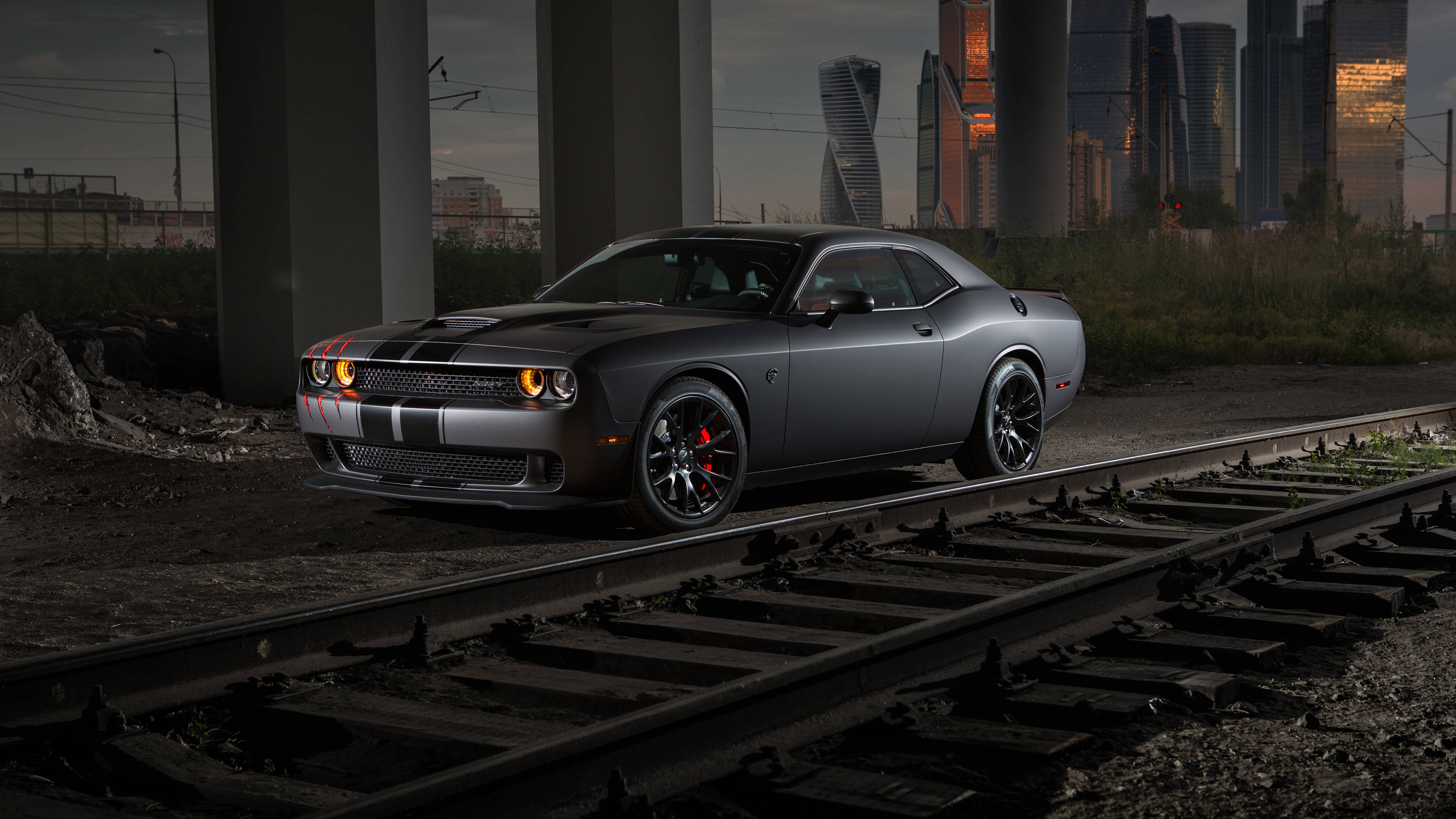 Majestic Dodge Challenger Demon în 4K lângă o cale ferată Fundal