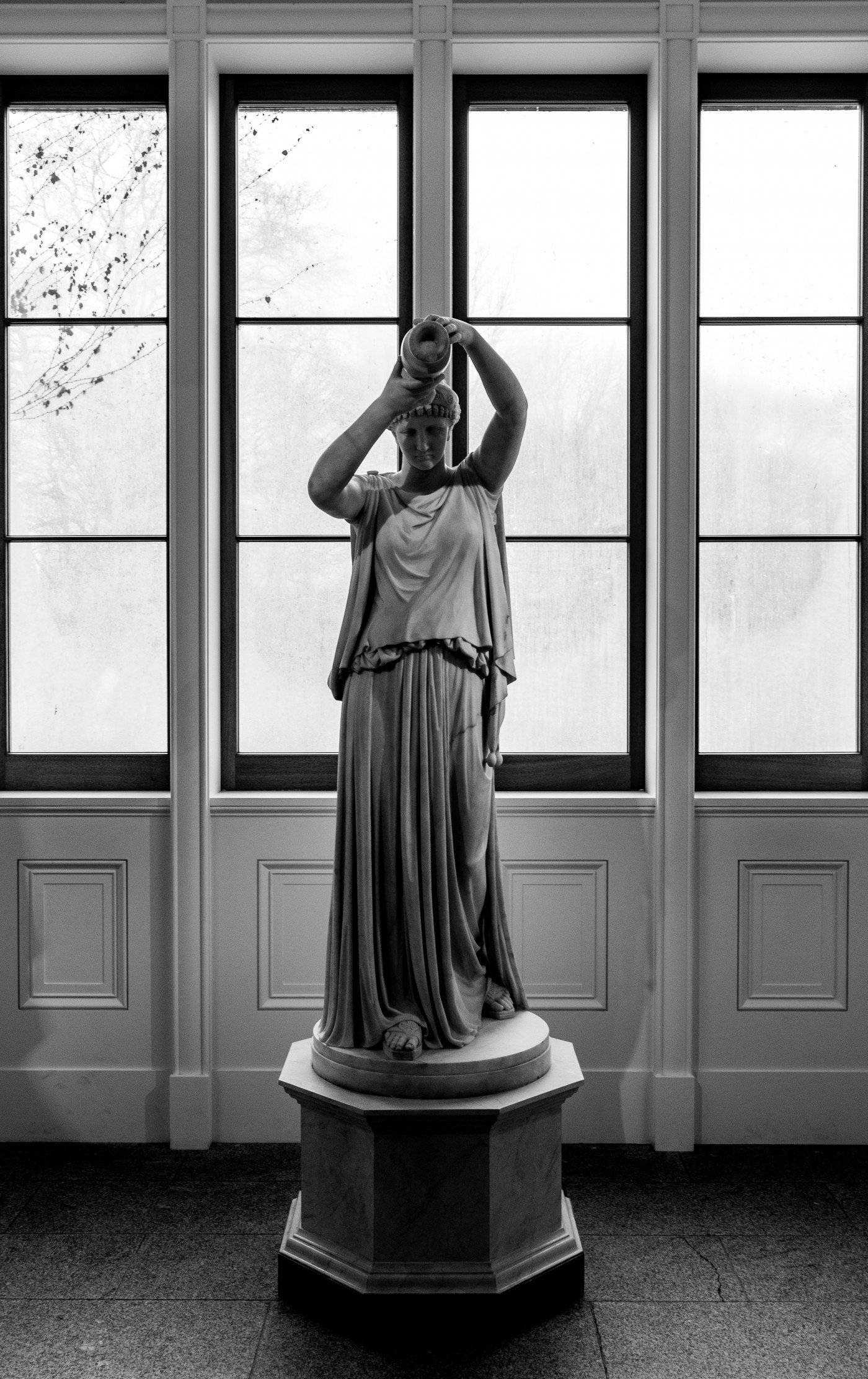 Majestuos Statuia Grecească Antigone Fundal