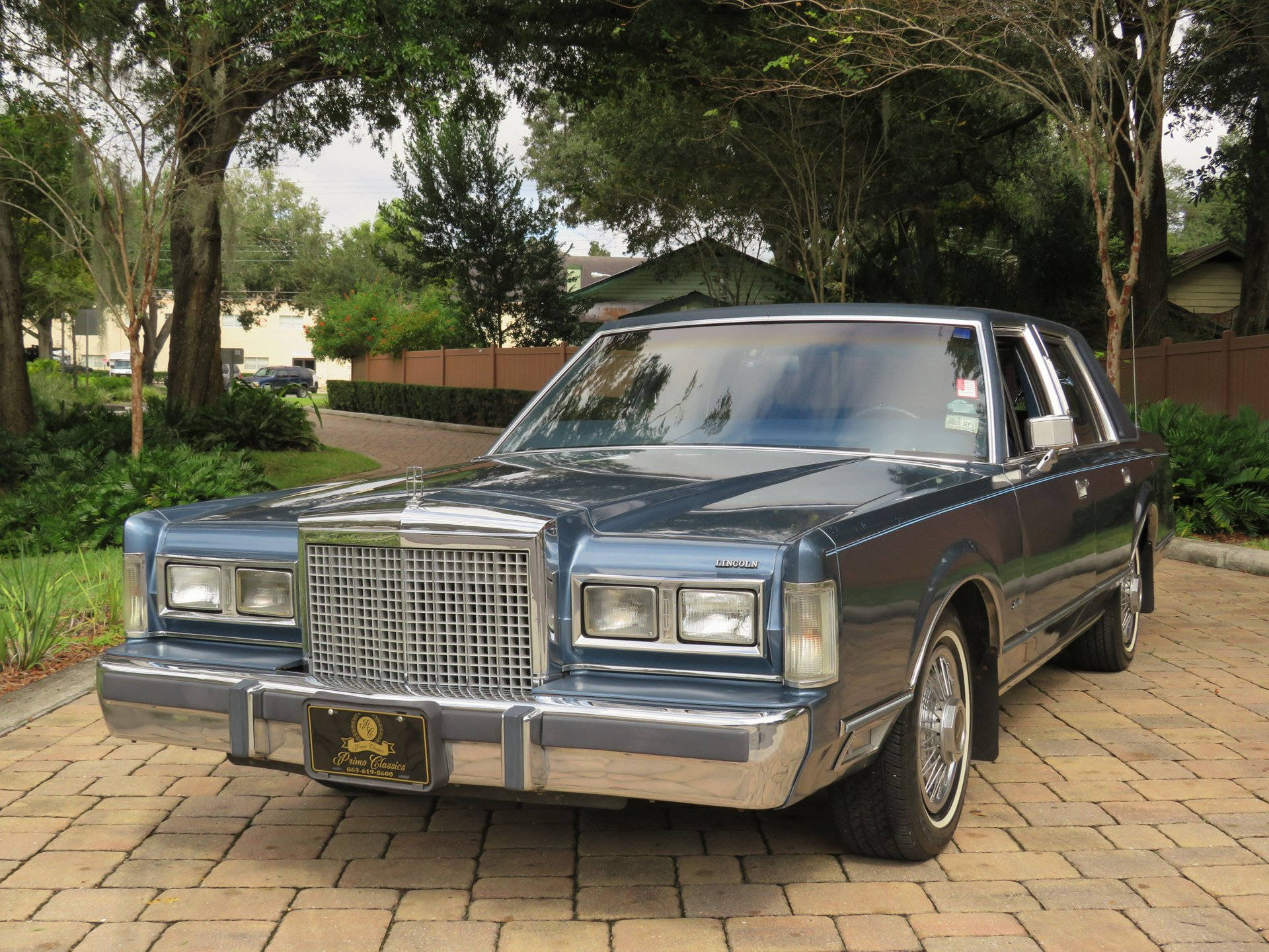 Majestuosul Lincoln Town Car din 1986 parcat pe o alee pavată Fundal