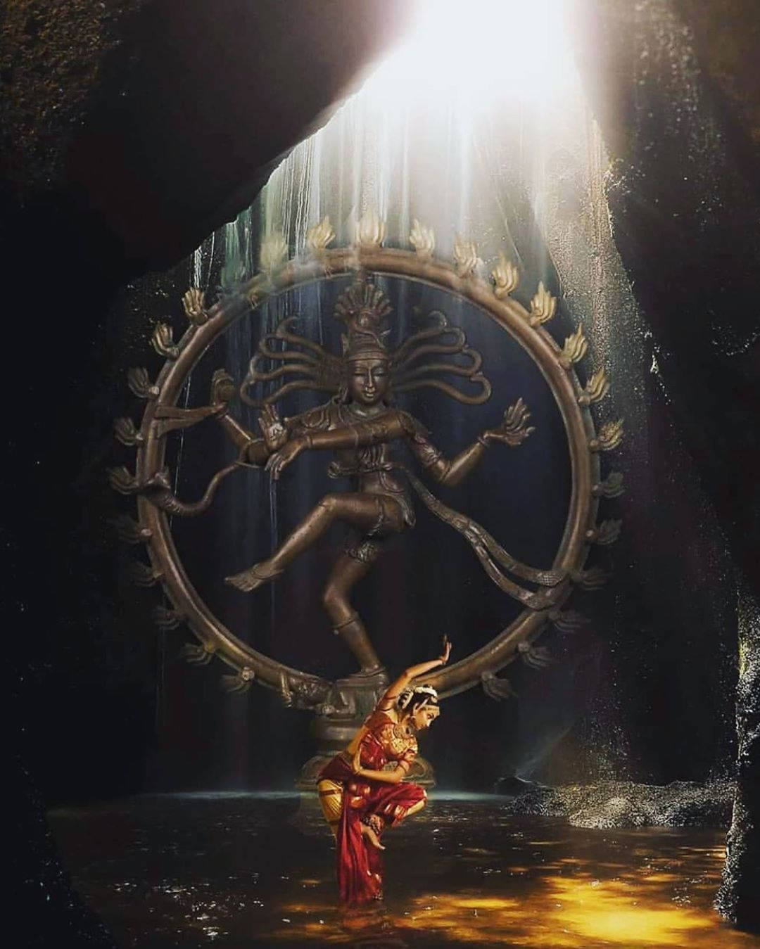 Majestuosul Nataraja pe fundal de artă rupestră Fundal