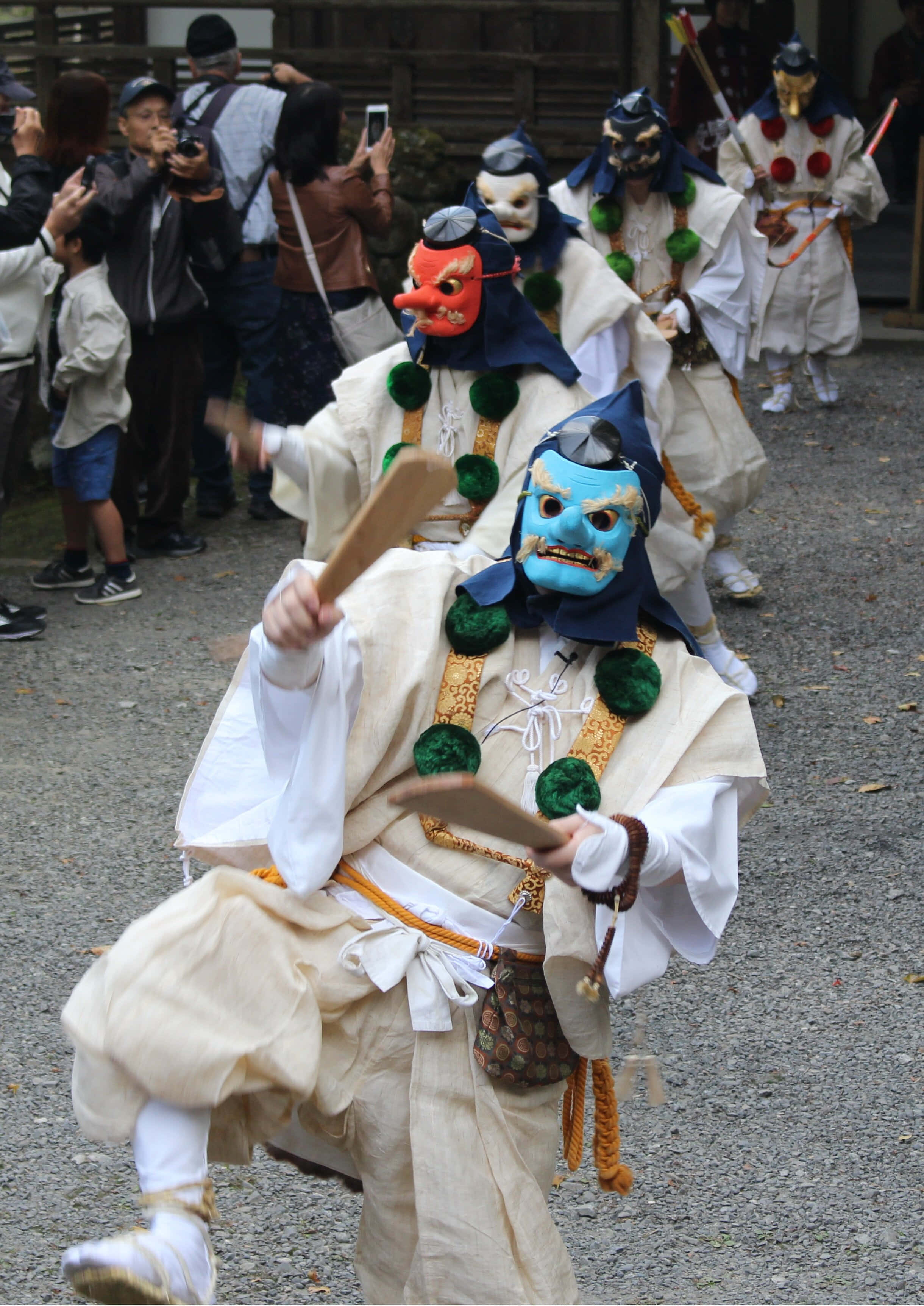 Majestuosul Tengu înconjurat de natură Fundal