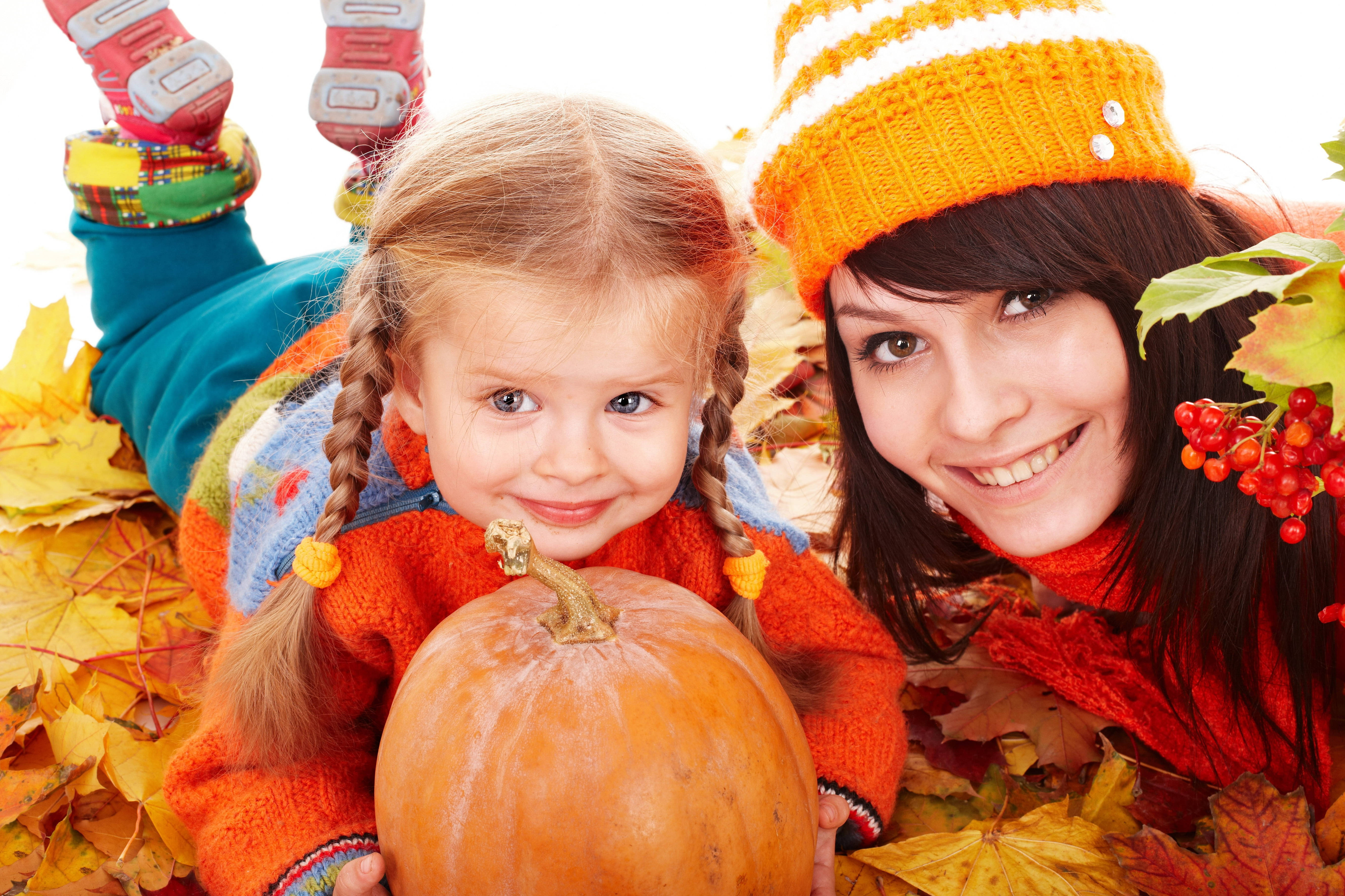 Mamă și fiică drăguțe de Halloween Fundal