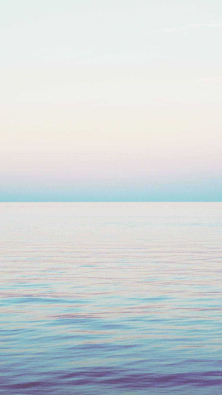 Mare liniștită în tonuri pastel pentru iPhone Fundal