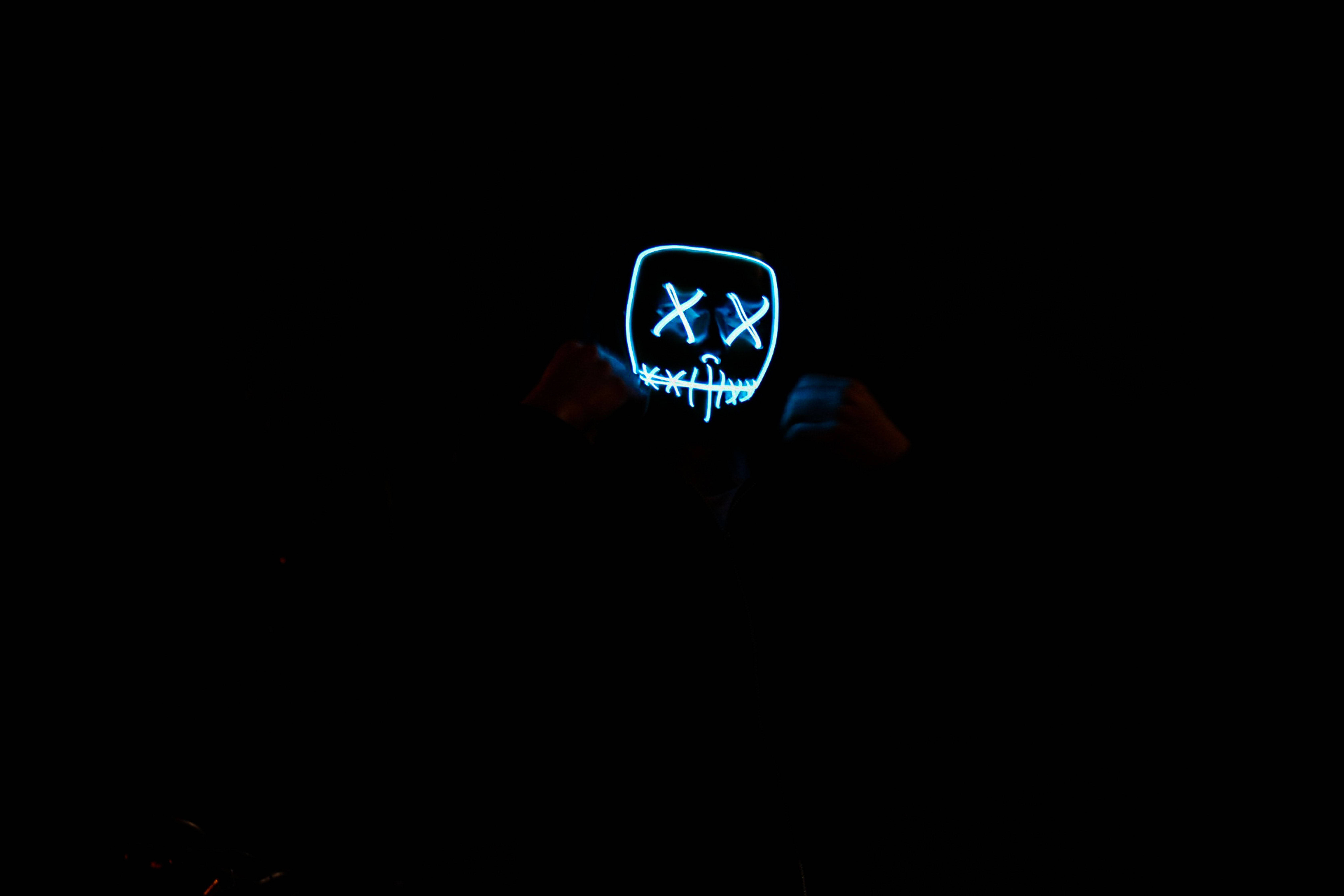 Marshmello cu ochii albastri X cool, stickman negru uitandu-se la calculator Fundal