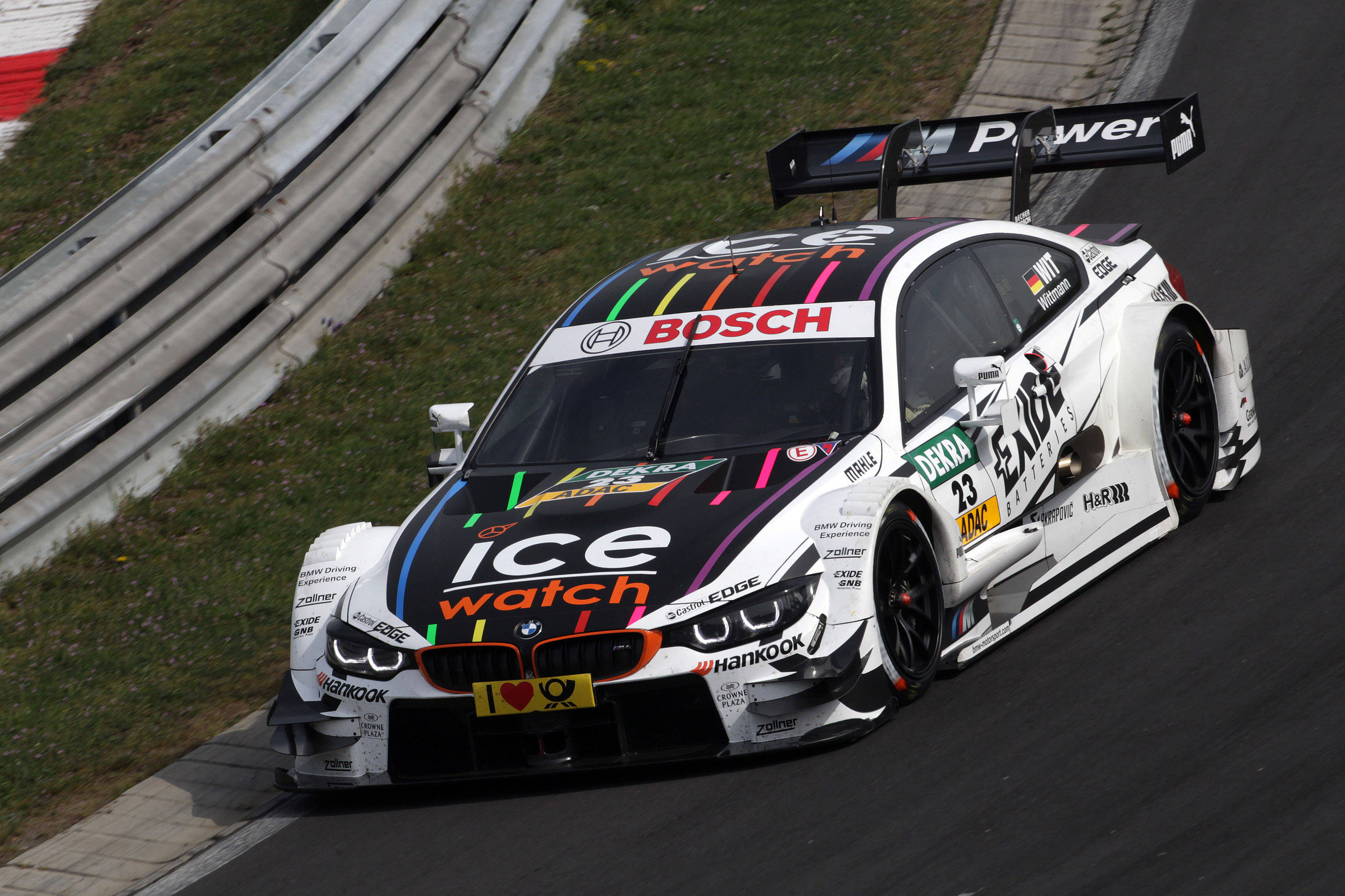 Mașina BMW M4 DTM, elegantă și agilă Fundal