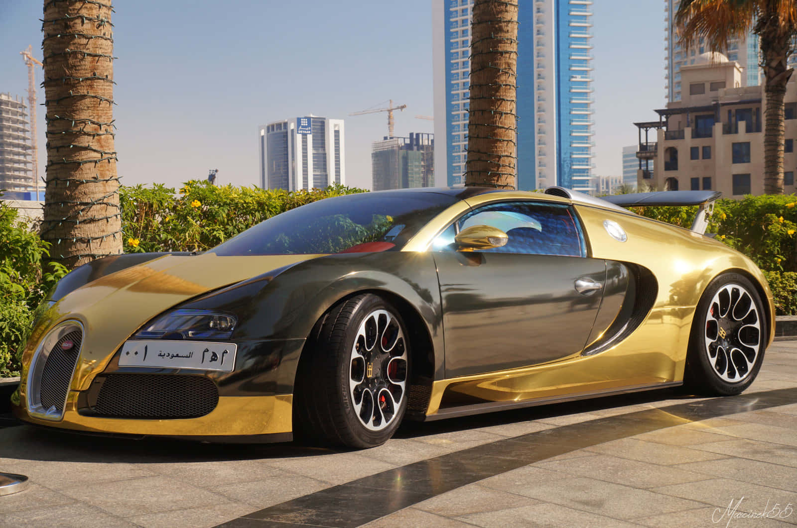 Mașină Bugatti Veyron Aurie Parcată Fundal