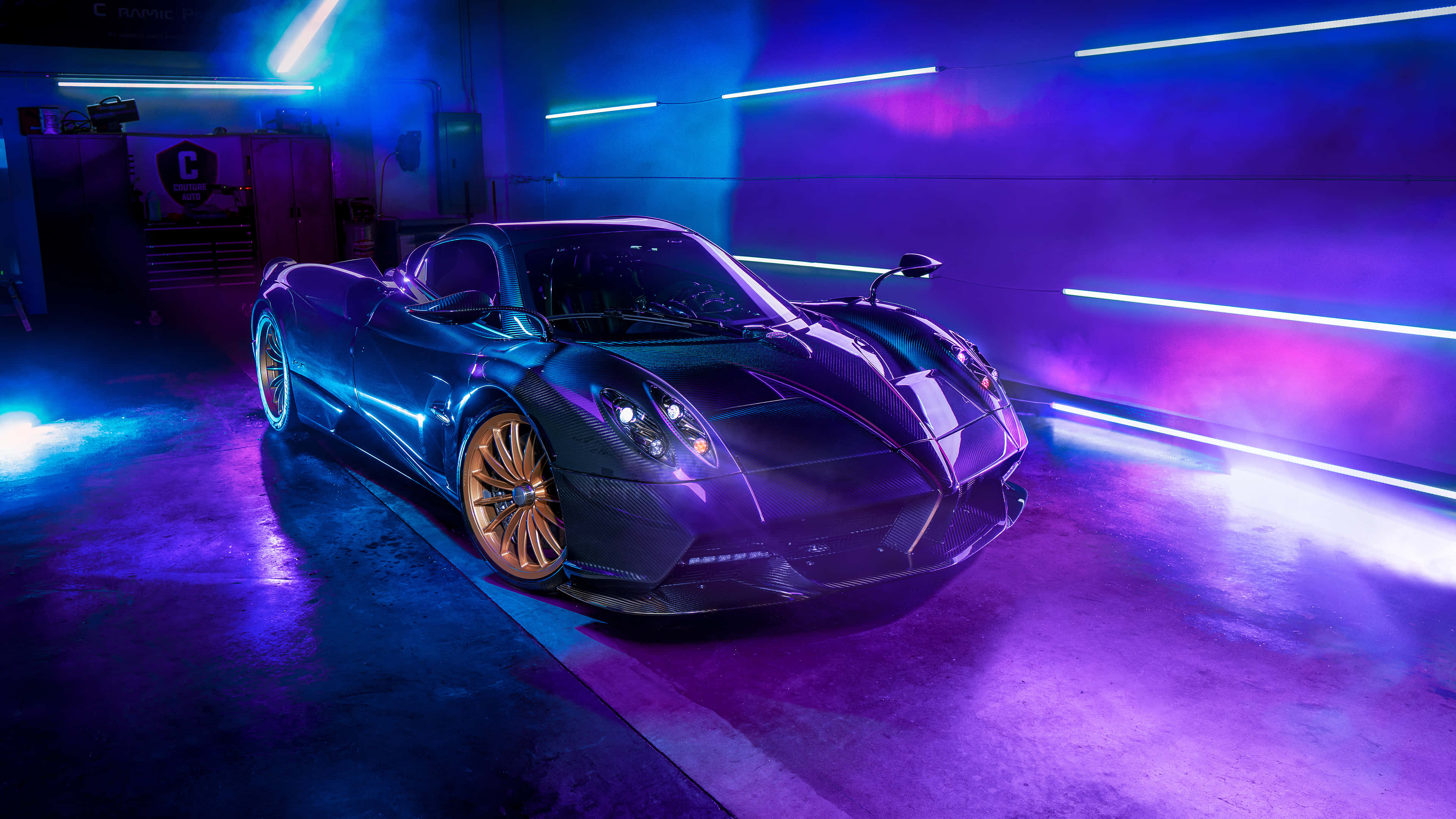 Mașină de lux cool cu lumini neon violet Fundal