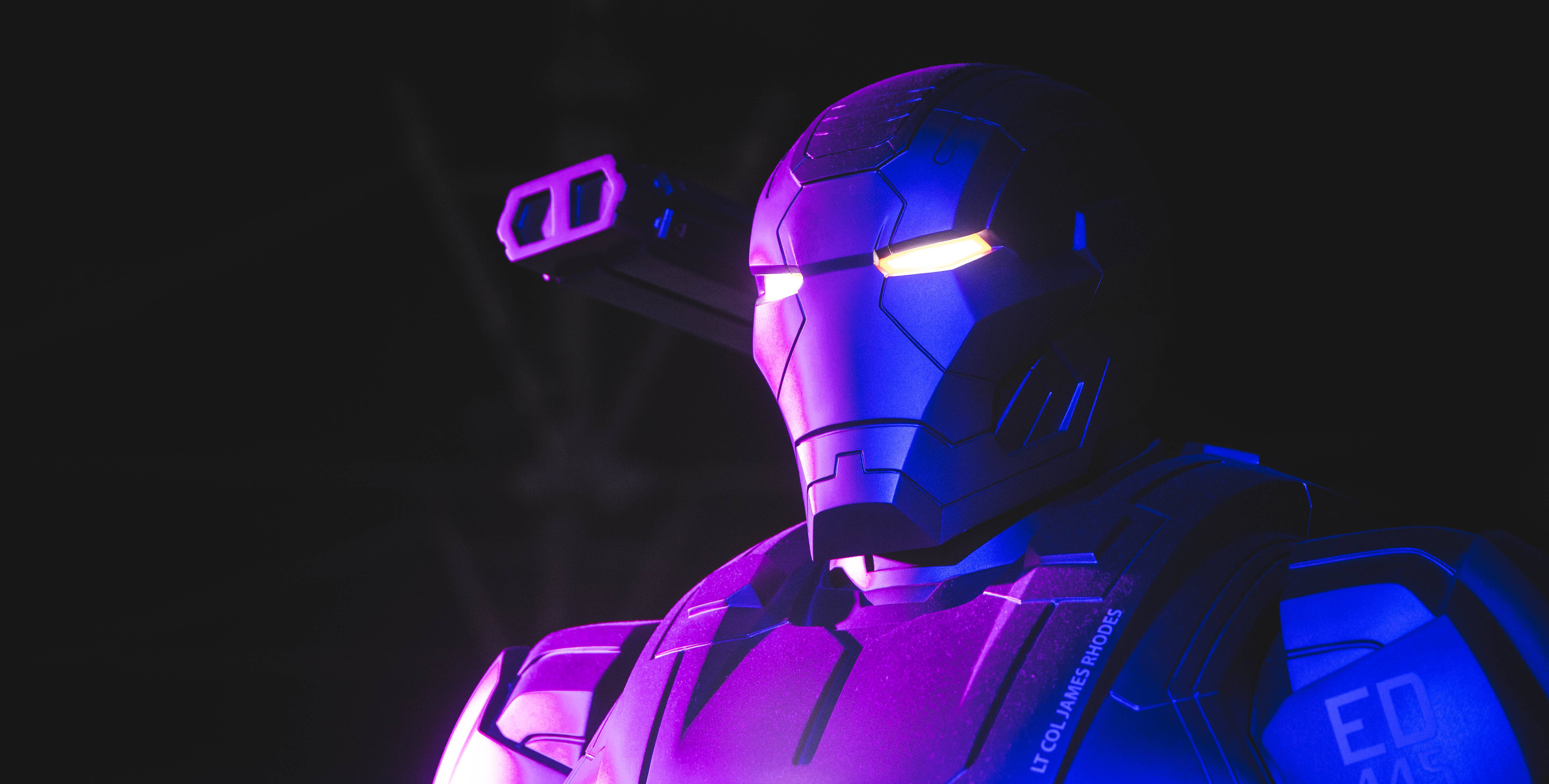 Mașină de Război Estetică Neon Violet Fundal