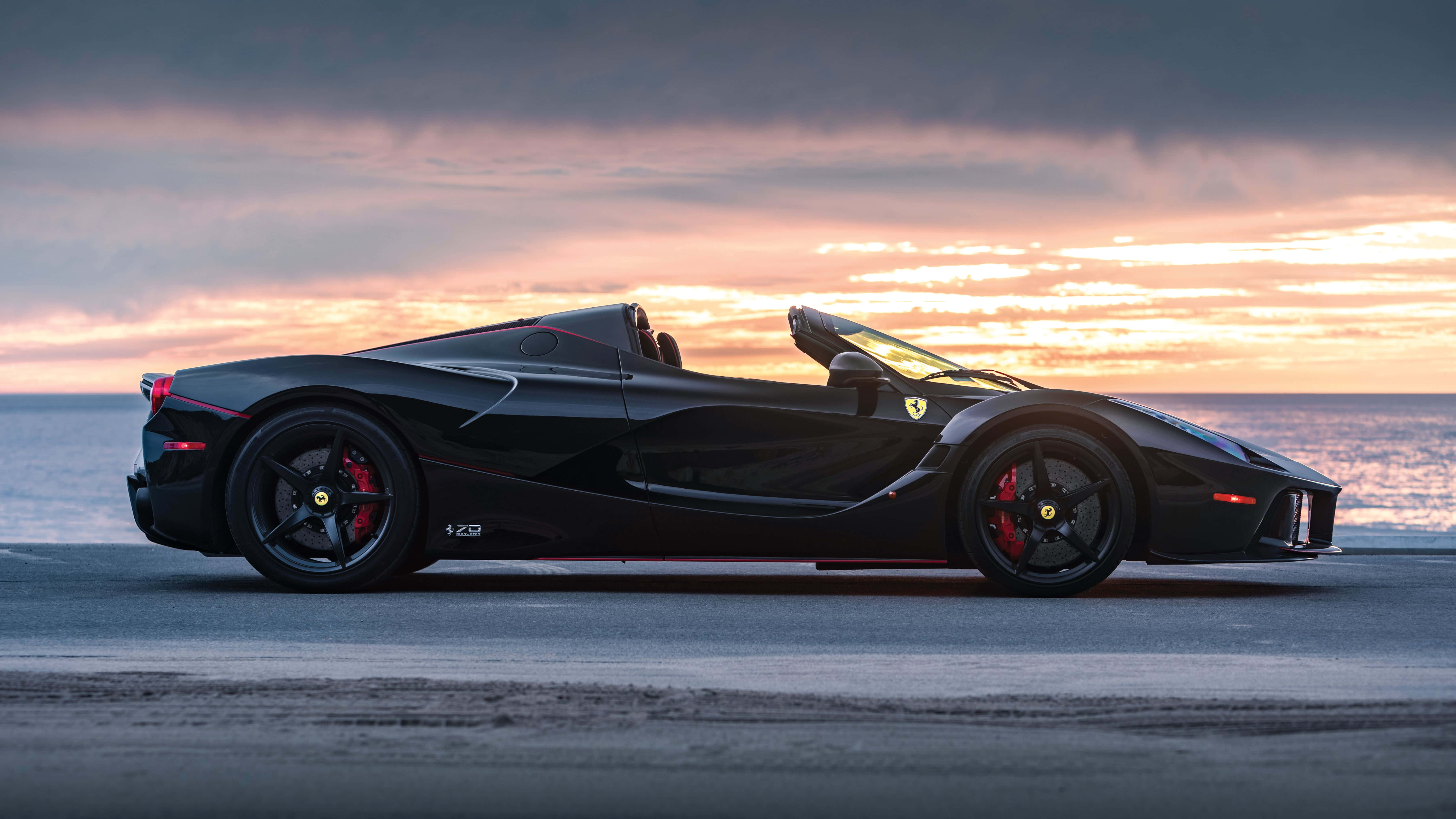Mașină Neagră 4K Ferrari Apus pe Plajă Fundal