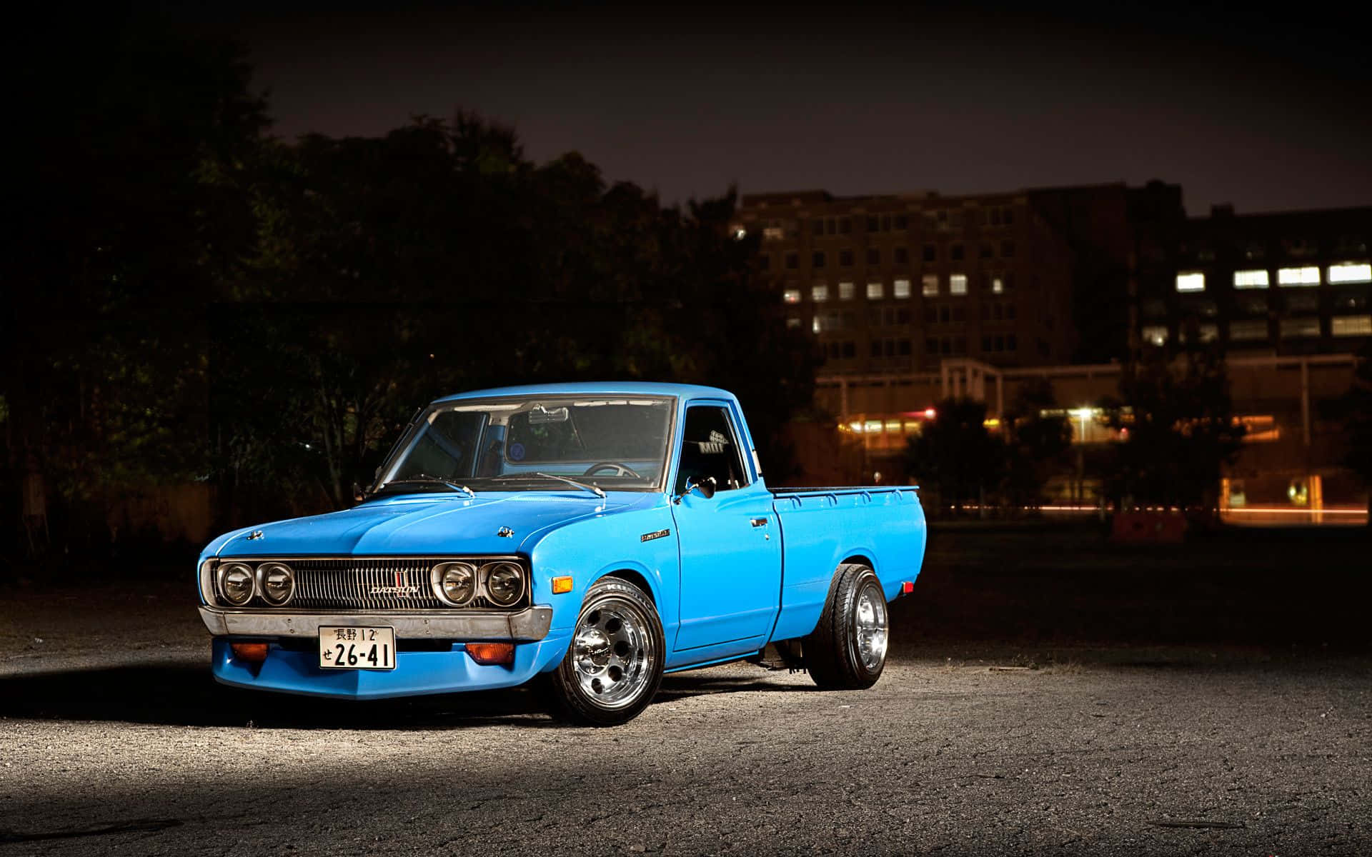 Mașină Sport Vintage Datsun pe Drum Fundal