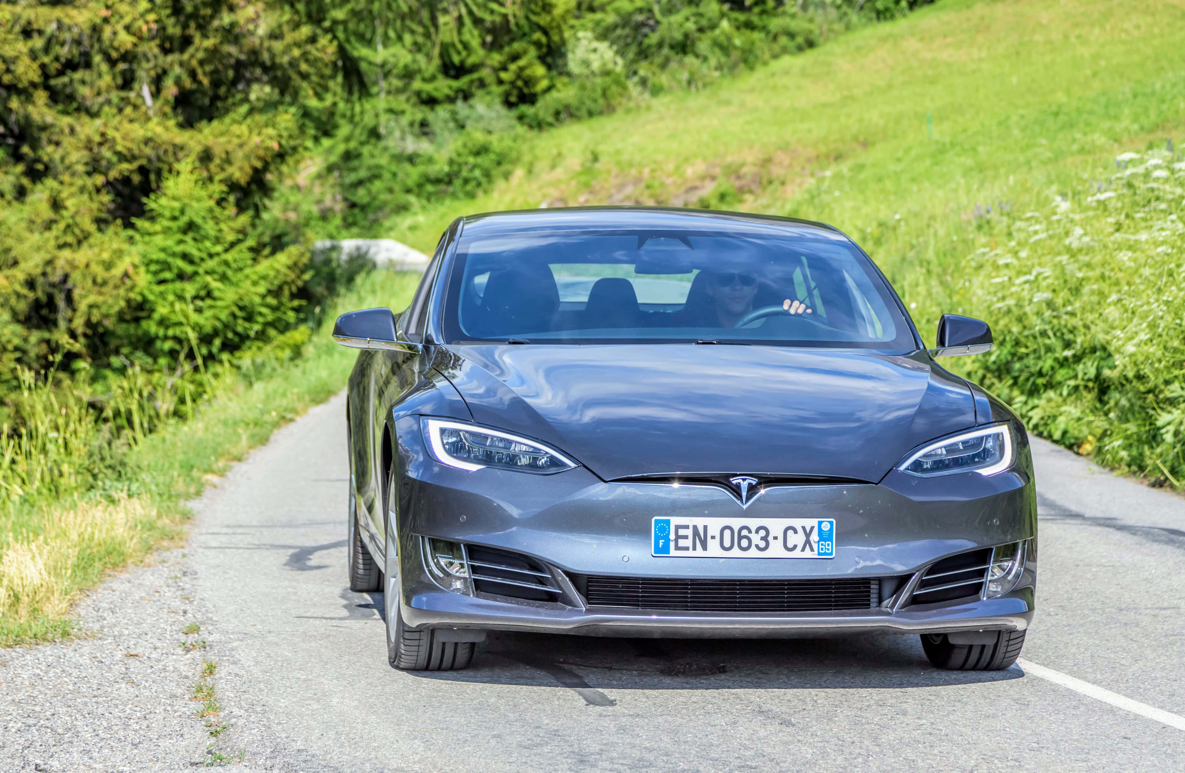 Mașina Tesla Fundal