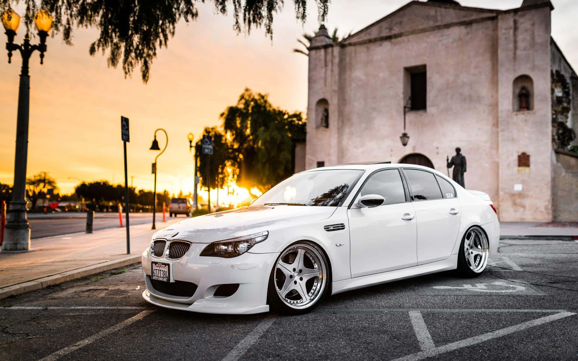 Mașină Tuning Roșie Elegantă, Evidențiind Upgrade-urile de Performanță și Kitul Caroseriei Personalizat Fundal