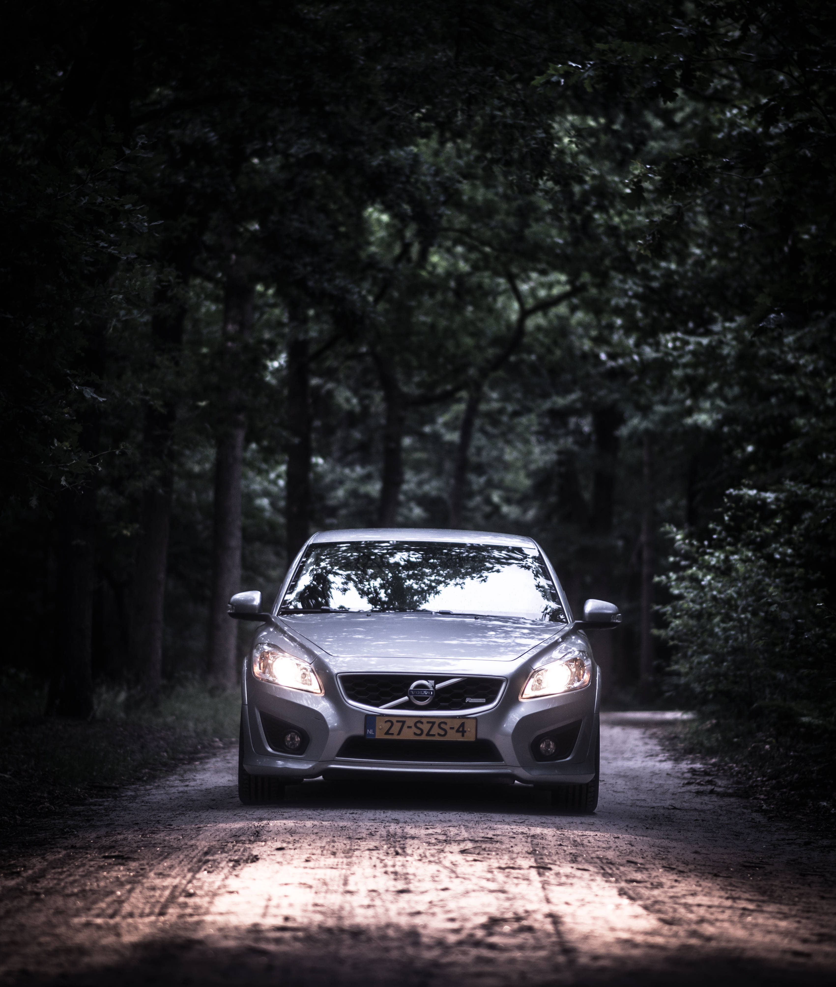 Conducând un Volvo Sedan gri Fundal
