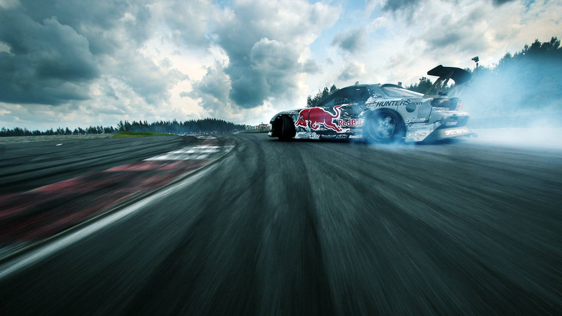 Mașini de drift sponsorizate Red Bull Fundal