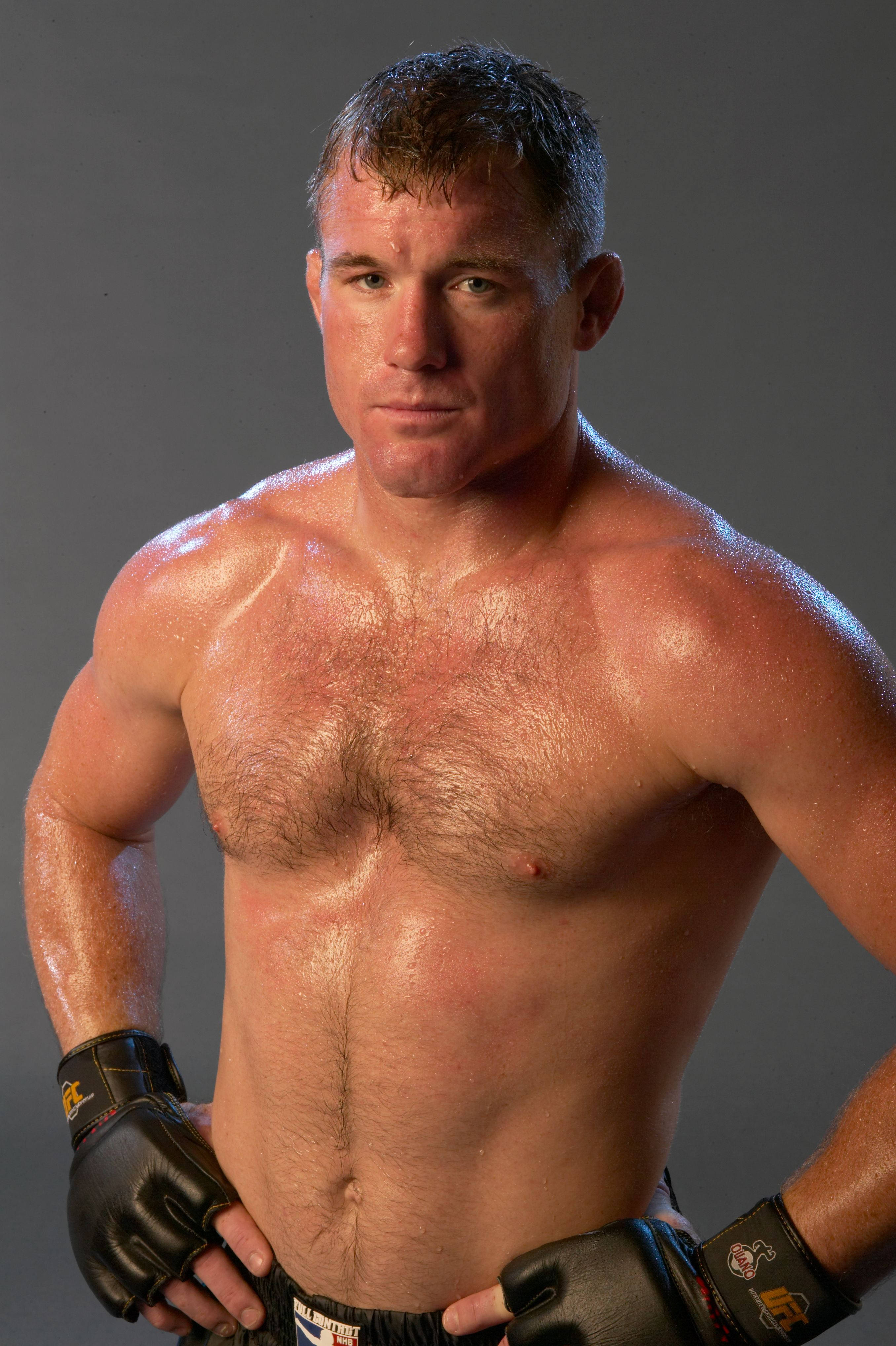 Matt Hughes Pozând în Portret Fundal