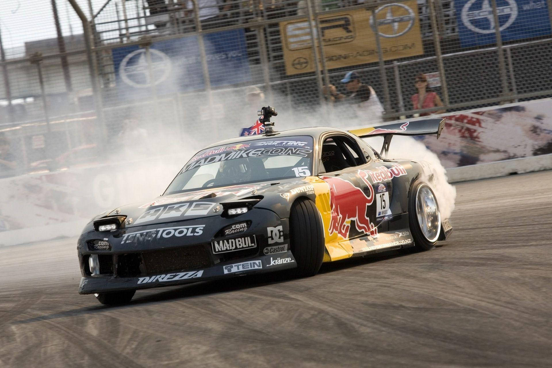 Mazda RX-7 cu Cameră în Derapaj Fundal